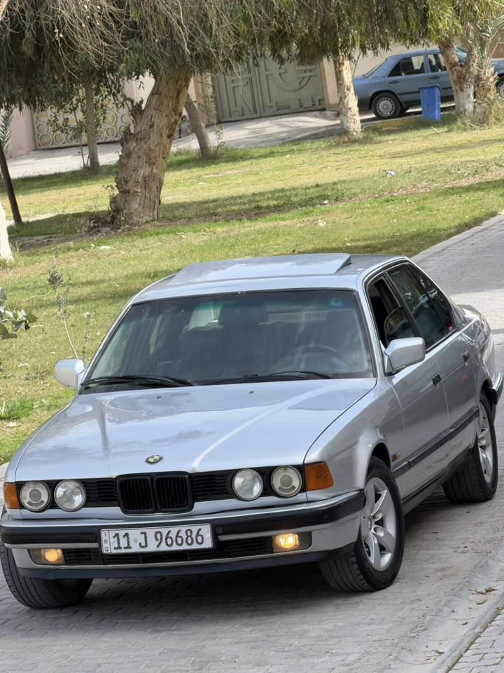 للبيع بي ام دبليو حجم 730 موديل 1991 اصل

سياره تعمير جديد كلشي بيها جديد وشرط الفحص

صبغ عام درجه اولى ميه بل ميه مواد كلها دبير اصلي

السياره شرط مكفوله من اي ضربه او تبديل او خياس

محرك بلادي مكفول كير اوتماتيك مكفول جديد

صدرين جدد تخم تاير جديد ويل كب شعاع اصلي 

داخل جديد برغي نقص ماكو بيها وكلشي بي شغال 

كهربائيات كلها شغاله واير جطل ما بيها كلوب طافي ماكو

كماليتها كلشي بيها اصلي بك لايت سكن لايت كله حاويه

دبل جام دبل يرباك سنتر الك ريمونت حساسات مضخم صوت 

 سياره الله شاهد مال بيت وبل خير علي صير من نصيبه 
رقمه بغداد دولي شراط التحويل 
السعر 70ورقه وبي مجال للشراي العنوان كربلاء 

او مراوس حسب الرغبه للستفسار اتصل  ***********ابو علي
