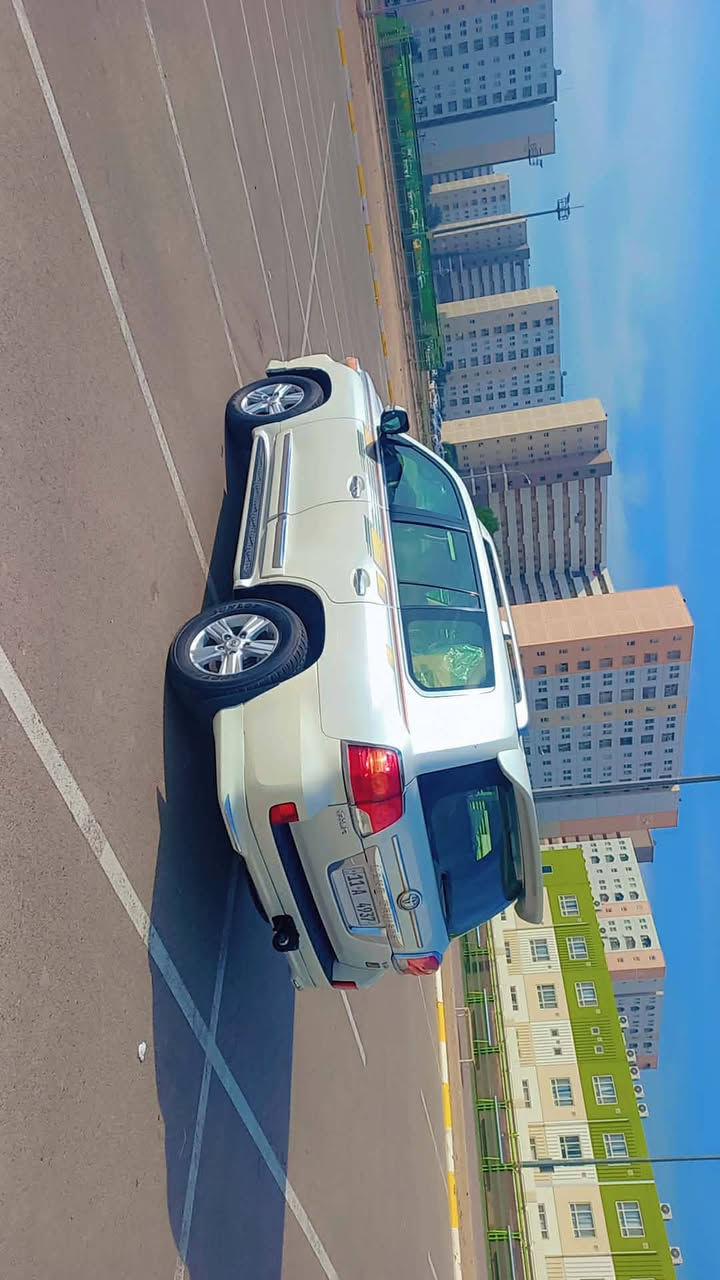 لاندكروز 13 بيهه شبر بين البابين وشويه بل هلا سياره خير من الله 6سلندر برميه اصليه تخم تاير مكان بسمايه السعر 360 وبيهه مجال ***********
