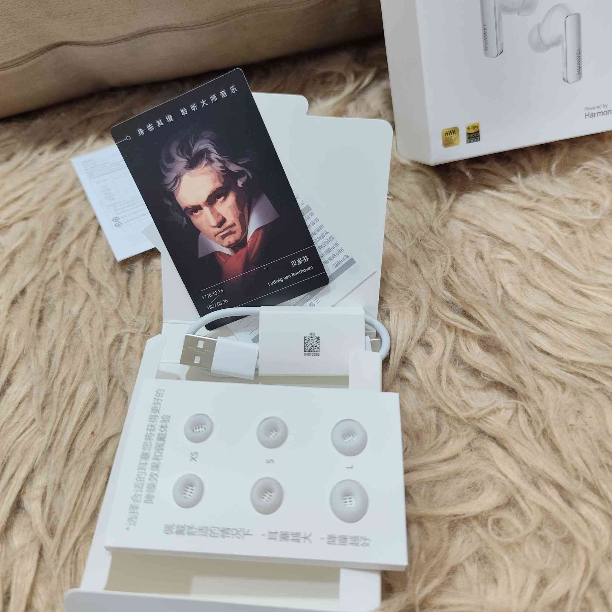 HUAWEI FreeBuds Pro 3
جديدة لوك غير مستعملة و اصلية 
(الصور خاصة بالسماعة نفسها)
【محرك مزدوج فائق السمع】تم ضبط سماعات فري بودز برو 3 من هواوي بدقة حتى آخر التفاصيل لضمان تجربة استماع ممتازة، وذلك بفضل إعدادات المحرك المزدوج فائق السمع، معززة بمصفوفة هالباخ باستجابة عابرة عالية، ومكبر صوت باس جهوري فائق 11 ملم من المؤكد أنه سيثير إعجابك. وبفضل تقنية التقاطع الرقمي، يمكن أن يرتفع الصوت إلى 48 كيلوهرتز أو ينخفض على طول الطريق إلى 14 هرتز دون أن يفوتك أي إيقاع.
【صوت نقي 2.0】لا ينبغي أن يكون أي اتصال قريب على الإطلاق — لهذا السبب يوجد صوت نقي 2.0 للحفاظ على الضوضاء العالية والحشود الصاخبة بعيدًا عندما تكون على الهاتف مع أحبائك. استمتع بالتقاط صوت أفضل 2.5 مرة أثناء المكالمات الصوتية والفيديو، بفضل مستشعر التقاط الصوت بالتوصيل العظمي (VPU) المعاد تصميمه والذي يبقى ثابتًا بالقرب من أذنيك - ولا تفقد صوتك أبدًا مما يمنح صوتًا لأفكارك.
【خاصية إلغاء الضوضاء النشطة الذكية 3.0 ANC】تعمل خوارزمية إلغاء الضوضاء المتكيفة بتقنية الذكاء الاصطناعي المحدثة لخاصية إلغاء الضوضاء النشطة الذكية 3.0 جنبًا إلى جنب مع نظام إلغاء الضوضاء الهجين ثلاثي الميكروفون، لتحديد وحساب الضوضاء داخل الأذن وخارجها بدقة في الوقت الفعلي، وبالتالي تخصيص تأثيرات إلغاء الضوضاء وفقًا للظروف في الوقت الفعلي.
【معادل ثلاثي التكيف】ما عليك سوى الاستماع كما يحلو لك، وستبدأ خوارزمية معادل الصوت التكيفية الثلاثية للحفاظ على كل نغمة ولحن وضبط حقيقي. تكتشف الخوارزمية مستوى الصوت وشكل قناة الأذن وحالة الارتداء في الوقت الفعلي، وتطبق مستوى الصوت الأمثل وإعدادات معادل الصوت، بحيث تكون الموسيقى المفضلة لديك دائمًا جاهزة للتشغيل!
【معتمدة من HWA والصوت عالي الجودة لاسلكي】تدعم سماعات هواوي فري بادز برو 3 برامج الترميز L2HC 2.0 وتقنية الصوت اللاسلكية LDAC، وهي معتمدة من قبل كل من HWA والصوت عالي الجودة لاسلكي لتقديم صوت عالي الدقة مليء بالنغمات والنصوص، مما يسمح لمعدل نقل الصوت بالوصول إلى 990 كيلوبت في الثانية.

متوفر توصيل لكل العراق 🇮🇶


**إذا كنت صاحب هذا الإعلان وتريد حذفه لأي سبب، رجاءا أرسل رسالة إلى الدعم الفني**