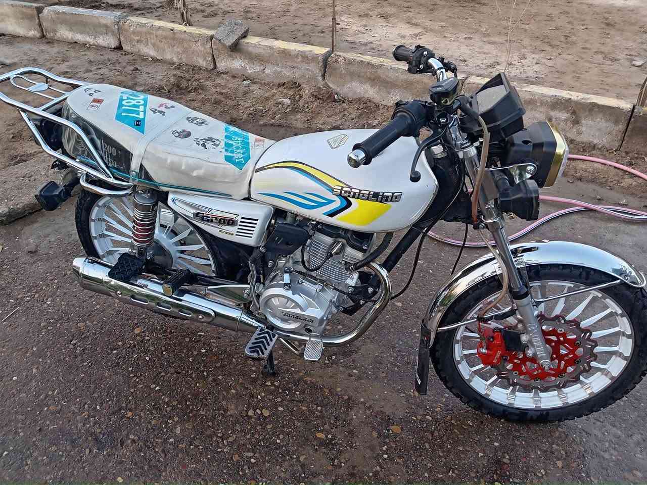 دراجه سولنك للبيع موديل 25 جديده. ماشيه 6000
محرك 200cc سعر850 وبيهاا مجال.
 رقمي ***********
