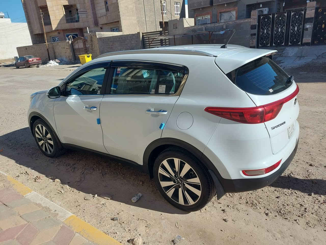 السلام عليكم من رخصة الادمن المحترم
سبورتج خليجي موديل ٢٠١٨ للبيع 
مواصفات 
بصمه ترحيب بصمة تشغيل حساسات خلفيه أماميه مري شفط اشاير بالمري زراك لايت تحكم ستيرن جهتين شاشه تبريد بيانو الارضيه مغلفه السيارة نضيفه جدا بيها رصعه بالباب الخلفي ورا الصدر موضحه بالصوره مكان السياره رمادي ماشيه ١٠٢ الف 
السعر ١٨٧ وبيها مجال قليل 
للإستفسار الاتصال 
*********** 
***********
