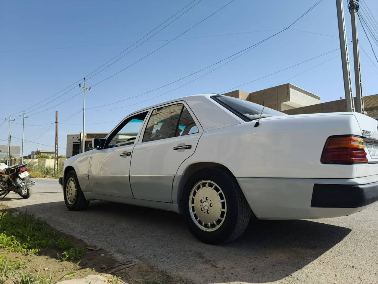 سلام عليكم للبيع مارسدس دب مديل ١٩٨٩بسمي تحويل ثاني يوم هزة  جديده توه هازهة بشهر ٢ جاهزه مكينه كير حداده تخم تاير بل جيس كير مكينة توني شادهن مال كصة ٢٥٠٠ جاهزه ما بيهه نقص برغي قواعد دبل بلاد لا مصلحات ولا مخيسات سياره جديد حيل بيه رشات صبغ فقط الاستفسار اكثر تواصل 
***********
