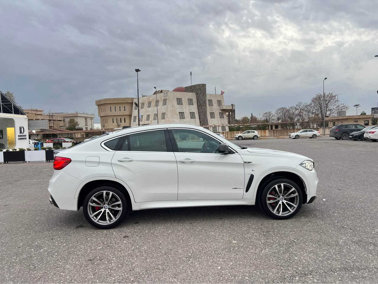 سلام عليكم

BMW X6 35i M Pakeg 2015 

وكالة عروش 

فول مواصفات ١/١ 

M pakeg بيلاد 

داخل احمر 

بواب شفط 

٥ بردة  

كاميرا ٣٦٠ درجة 

رادار ٣٦٠ درجة 

داتاشو 

سماعة 🔊 هارمان كاردن 

صندق شفط 

شاشة خلفي 

Xdrive 

بعد هواي مواصفات  

سيارة كفالة عامة دعامي لدعامي 

بدون صبغ 

كير معرك كل كفالة 

ماشي ١٢١ الف 

مكان سيارة اربيل 

سعر ٢٥٥ ورقة مجال بسيط 

رقم الهاتف *********** 

واتساب موجود أربيل, العراق
