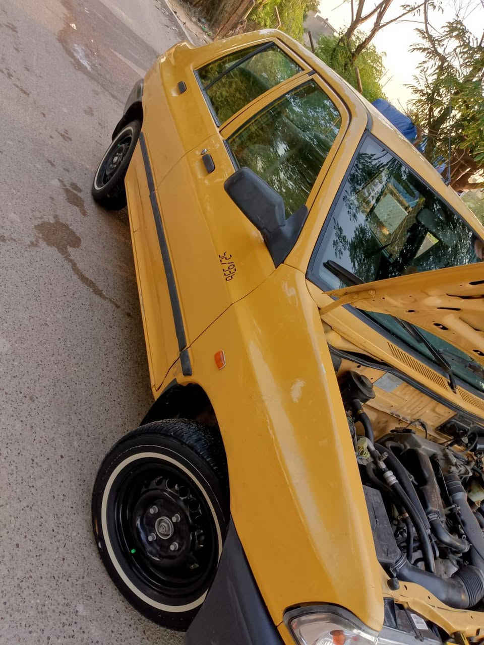 السلام عليكم سايبه لبيع موديل ١٥ سياره مكفوله بيها بس بارد بين الباب وجاملغ الامامي على كد شبر مكينه كير تبريد ثلج كهربائيات كلها شغاله سيارة حلوة مال عيشه سنويه قبل يومين استلمتها سياره ربع مامطلوبه سعرها ٣٥ وبيها مجال عنوان بغداد الكمالية   رقمي ***********  
ملاحظه السياره بأسمي
