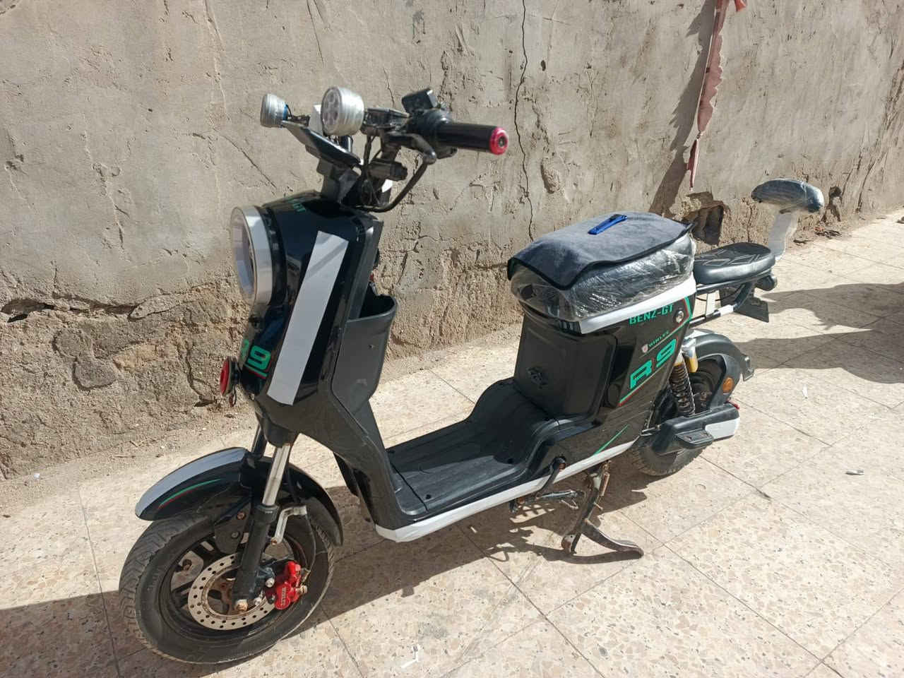 سلام عليكم دراجه شحن للبيع نضيفه مديل 25 بطارياته جديده بطاريات 22 امبير جدد شرط الفحص بيه شغله وحده كسور البرغي مال البريك الكدام بس او شاده اب تيب  الدراجه كله شغاله السعر 375 مكاني بصره الطويسه قرب فلكت العروسه ***********
