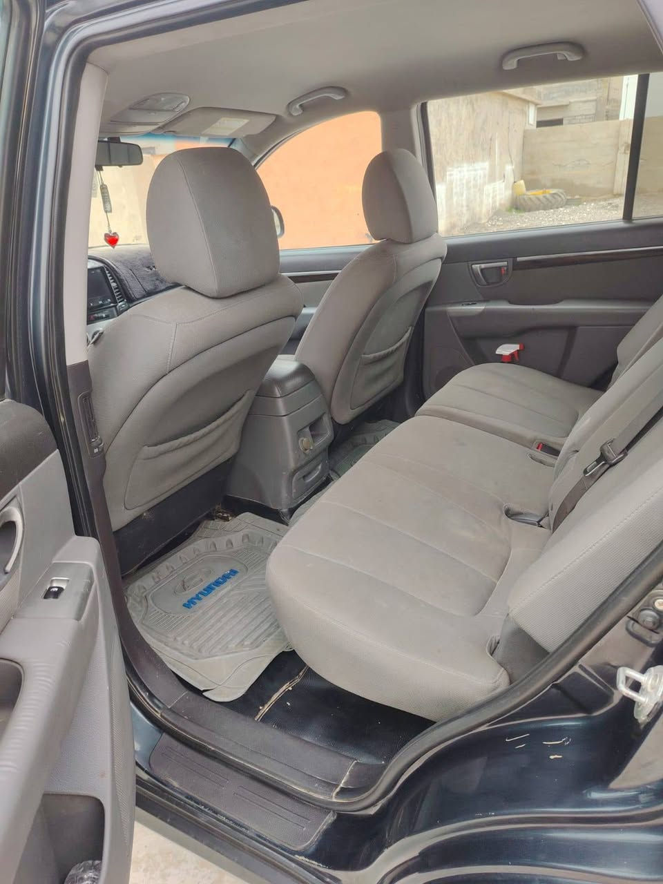 السلام عليكم.... عيدكم مبارك 
سنتافي 2010 رقم دولي ب اسمي 
ضررها جاملق وبوند مبدل اصلي+ قبق صندوق بي صبغ 
طخم تاير جديد + طخم امامي وخلفي جديد 
سيارة خير من الله 
للاستفسار على الرقم غير متواجد على الفيس 
***********
