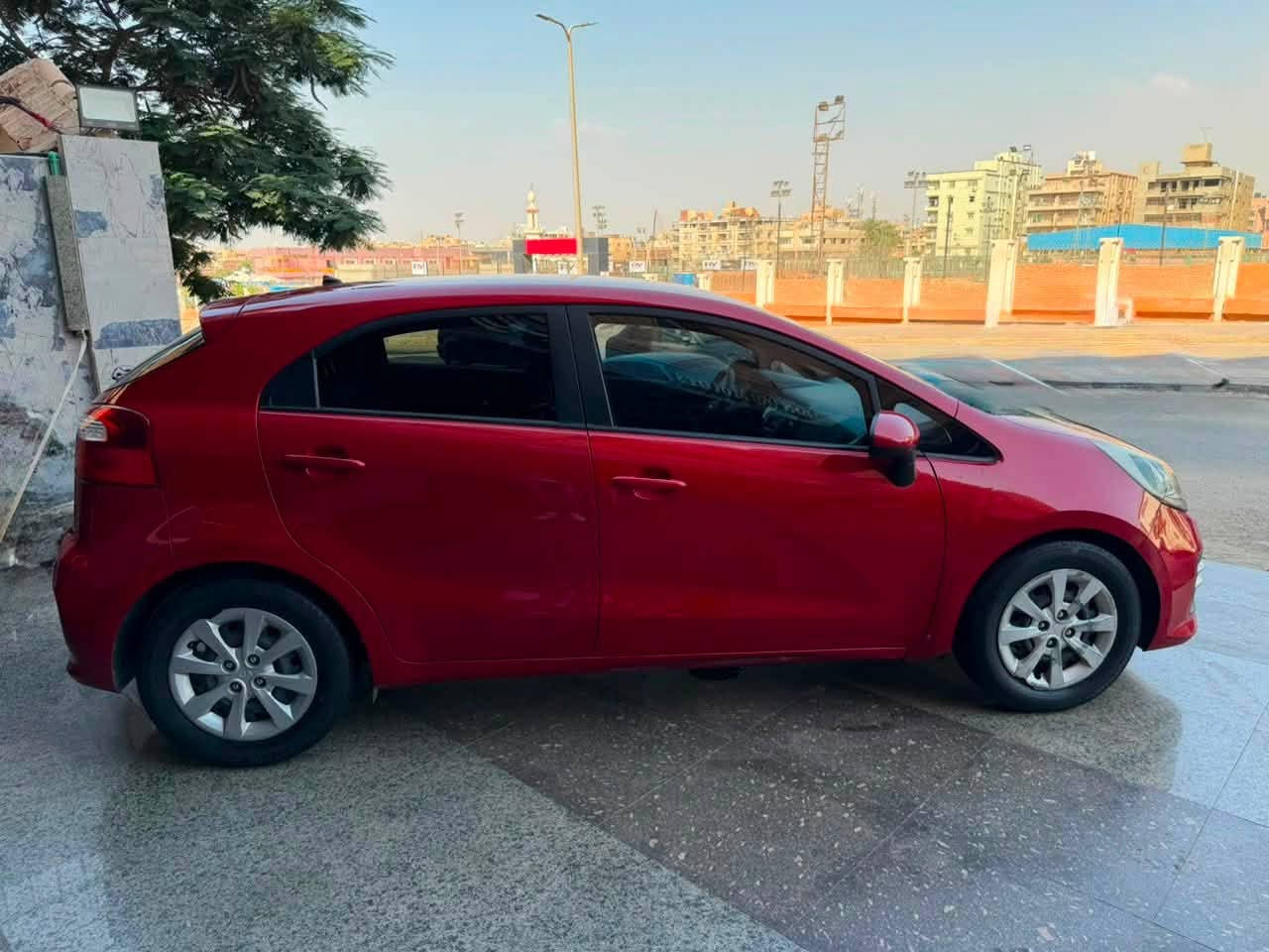 للبيع 
كيا ريو 
موديل ٢٠١٧ 
هاتشباك 
فبريكا بالكامل من الداخل و الخارج معدا جزء صغير من باب نظافه بدون خبطات 
عداد ٦٨ الف كيلو 
( موتور - فتيس - عفشه - صالون ) حاله ممتازه جدا 
رخصه ساريه ١ عام 
يوجد لدينا جميع انظمه التقسيط 
للاستفسار 01118408944


**إذا كنت صاحب هذا الإعلان وتريد حذفه لأي سبب، رجاءا أرسل رسالة إلى الدعم الفني**