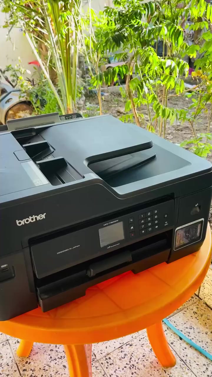 سلام عليكم طابعة brother للبيع غنية عن المواصفات ستعمال قليل ستعمال بيت جبتها فترة السادس وبس مواصفاتها 

• الوظائف: طباعة، نسخ (Copy)، مسح ضوئي (Scan)، وفاكس.
• حجم الورق: تدعم الطباعة والمسح الضوئي حتى حجم A3.
• نظام الحبر: نظام خزان الحبر المدمج (قابل لإعادة التعبئة بسهولة واقتصادي جداً في استهلاك الحبر).
• السرعة: تصل سرعة الطباعة إلى 22 صفحة في الدقيقة (أسود) و20 صفحة في الدقيقة (ملون).
• الدقة: دقة طباعة عالية تصل إلى \bm{1200 \times 4800} نقطة في البوصة.
• التوصيل: تدعم الاتصال اللاسلكي (Wi-Fi)، والشبكة السلكية (Ethernet)، والطباعة المباشرة من الموبايل أو عبر USB.
• المميزات الإضافية:
• طباعة تلقائية على الوجهين (Auto Duplex) حتى حجم A3.
• درج ورق رئيسي يتسع لـ 250 ورقة مع درج خلفي متعدد الأغراض (100 ورقة).
• شاشة لمس ملونة بحجم 2.7 بوصة للتحكم السهل.
• مغذي تلقائي للمستندات (ADF) بسعة 50 ورقة
قيم بلي يرضي الله وتدلل 
مكاني ديالى بعقوبة متوفر توصيل 
اتصال ‭0770 336 4893‬
وتساب ***********
