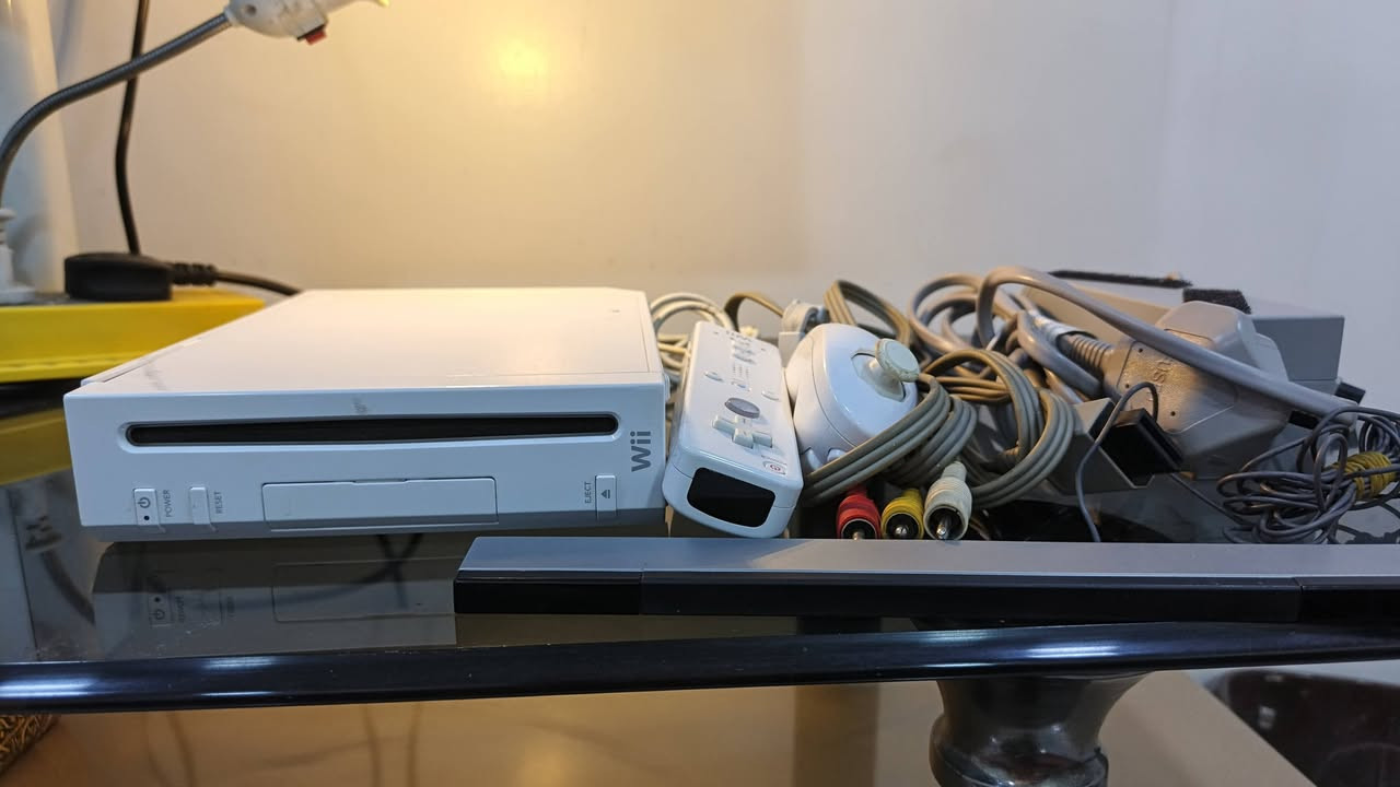 السلام عليكم احبتي الكرام يوجد جهاز Wii مع الملحقات كاملة شغال وعالفحص تاخذه جهاز نظيف مابي اي فطر وكسر عنواني بغداد الكرخ علي الصالح قرب الإسكان سعر الجهاز 65 الف قفل يوجد توصيل مجاني داخل بغداد للمناطق القريبة رقم الهاتف ***********
