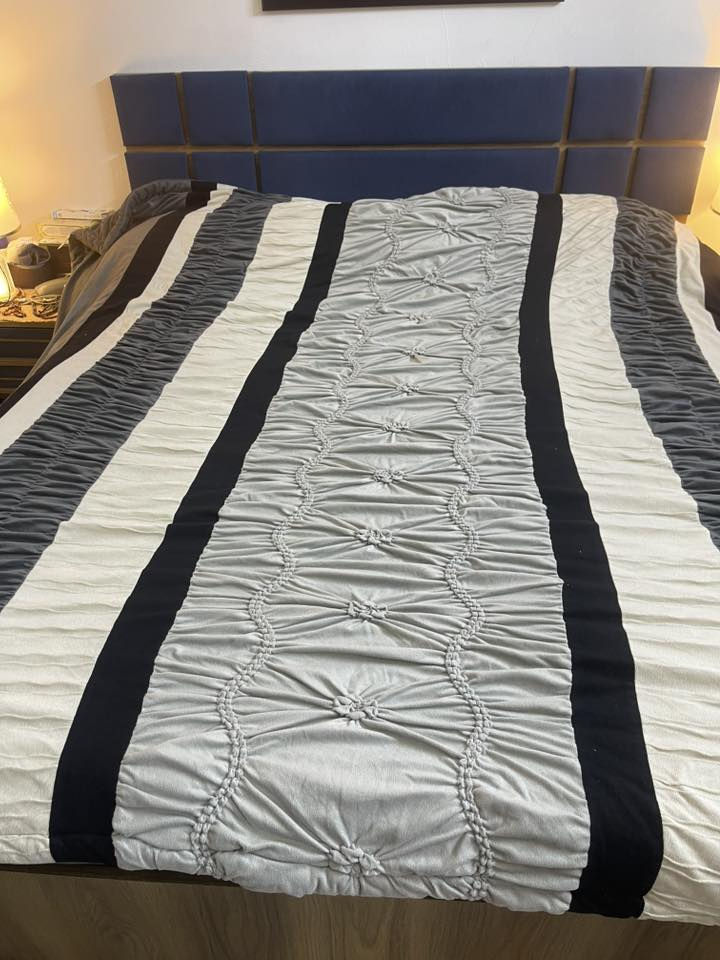 السلام عليكم عندي غرفه تركيه مستعمله نظيفه للبيع السعر 500 الف وبيها مجال الاتصال واتساب   ***********
