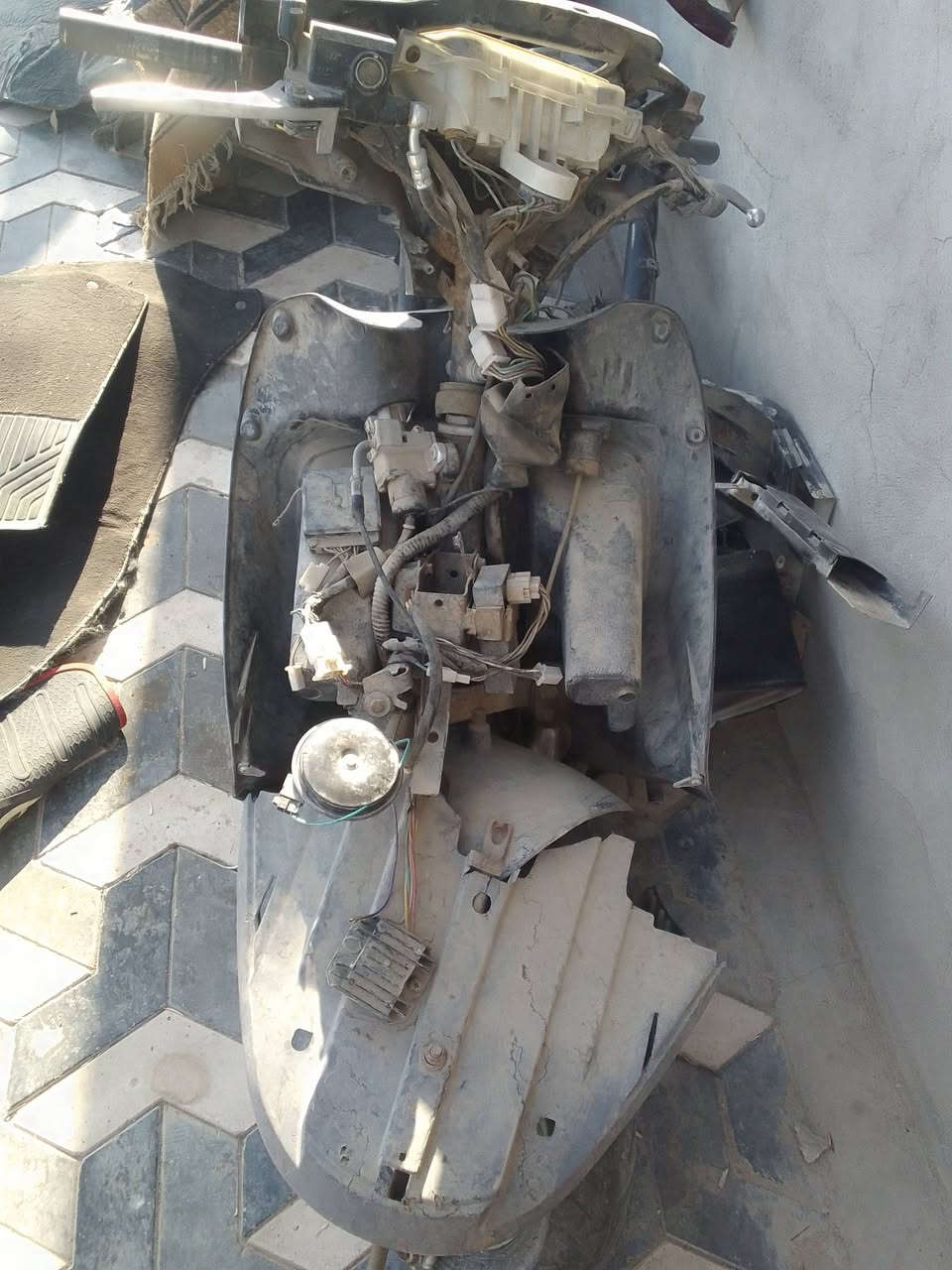غراض للبيع درع مكينه عوزه تجفيت كفرات البرتقالي جديد والسمائي عوزه صبغ واحد من الكفر الصفح مكسور لاحمه بسيم ويل هوه وجادره شواصي واحد كامل عوزه بس مكينه وكفرات واحد كهربائياته كامله كل من وسعره واسعار مناسبه 
ما عندي توصيل مكاني قلعه سكر 
هاتف ***********
بي واتساب دزلي الصوره عله واتساب وادلل
