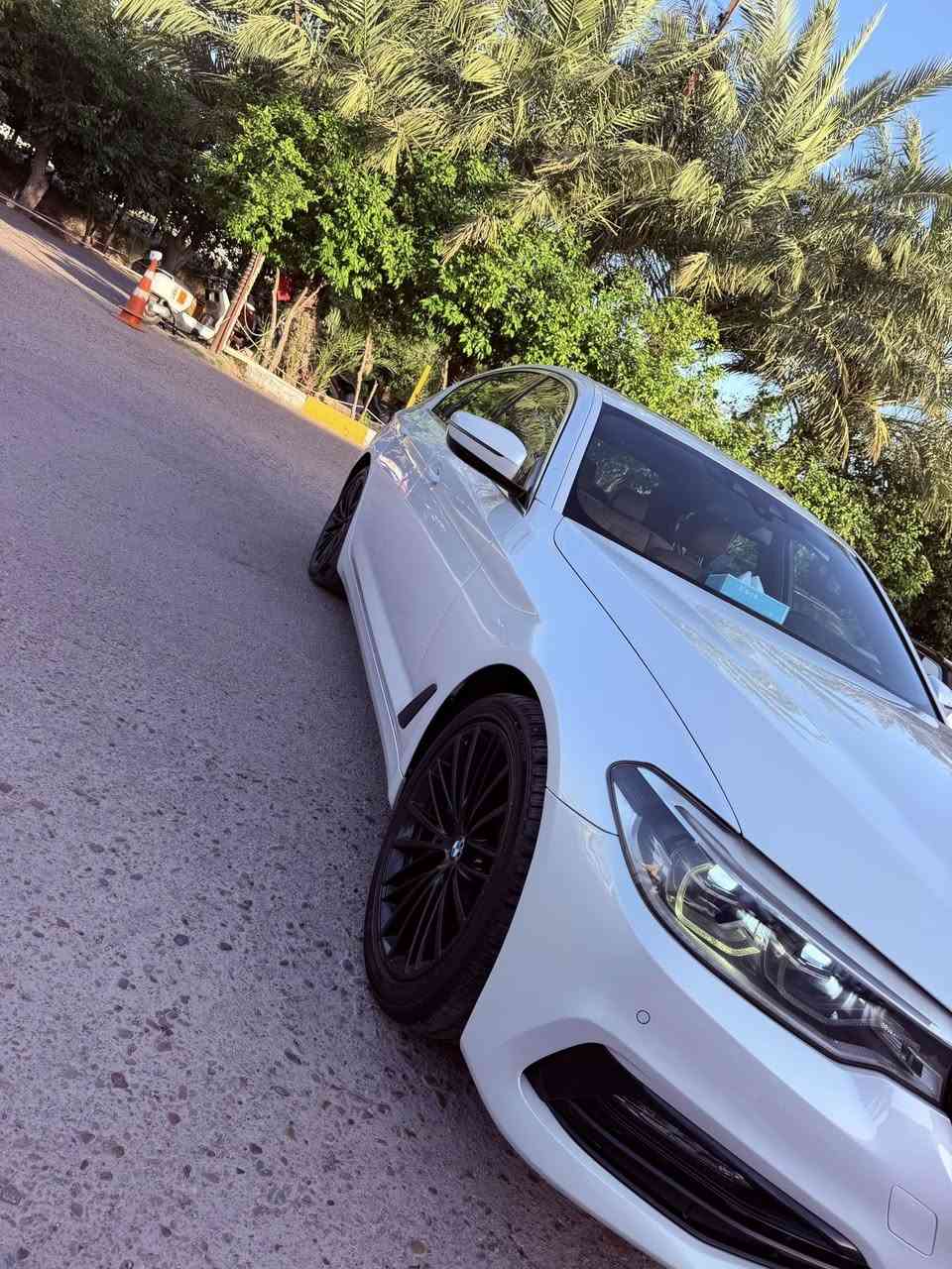 بي إم دبليو 530i 2019
فول مواصفات للبيع
الموديل: 2019
السعر :٢٢ الف دولار 
وارد: أمريكي
اللون: ابيض
المحرك: 2.0 تيربو 4 سلندر بنزين 
رقم السيارة: بغداد  
الموقع: بغداد
الحالة:
السيارة بحالة 98% ما شاء اللّٰه
جاملغ امامي + بنيد + جاملغ خلفي + باب خلف جهة السائق 
محرك وكير وكهربائيات وصدر السيارة شرط بدون أي نقص
المواصفات:
فل مواصفات سبورت لاين
سلايت + بصمة
صندوق خلفي كهربائي مع شفط
حساسات + رادار 360 درجة
أوتو ستارت ستوب + أوتو هولد + بريك لمس كراسي كهرباء + ميموري + هيتر ستيرن كهربائي + + شاشة لمس
مودات قيادة + شفتات ستيرن
دواخل LED أصلية
سونار
الاتصال أو واتساب: 
***********
