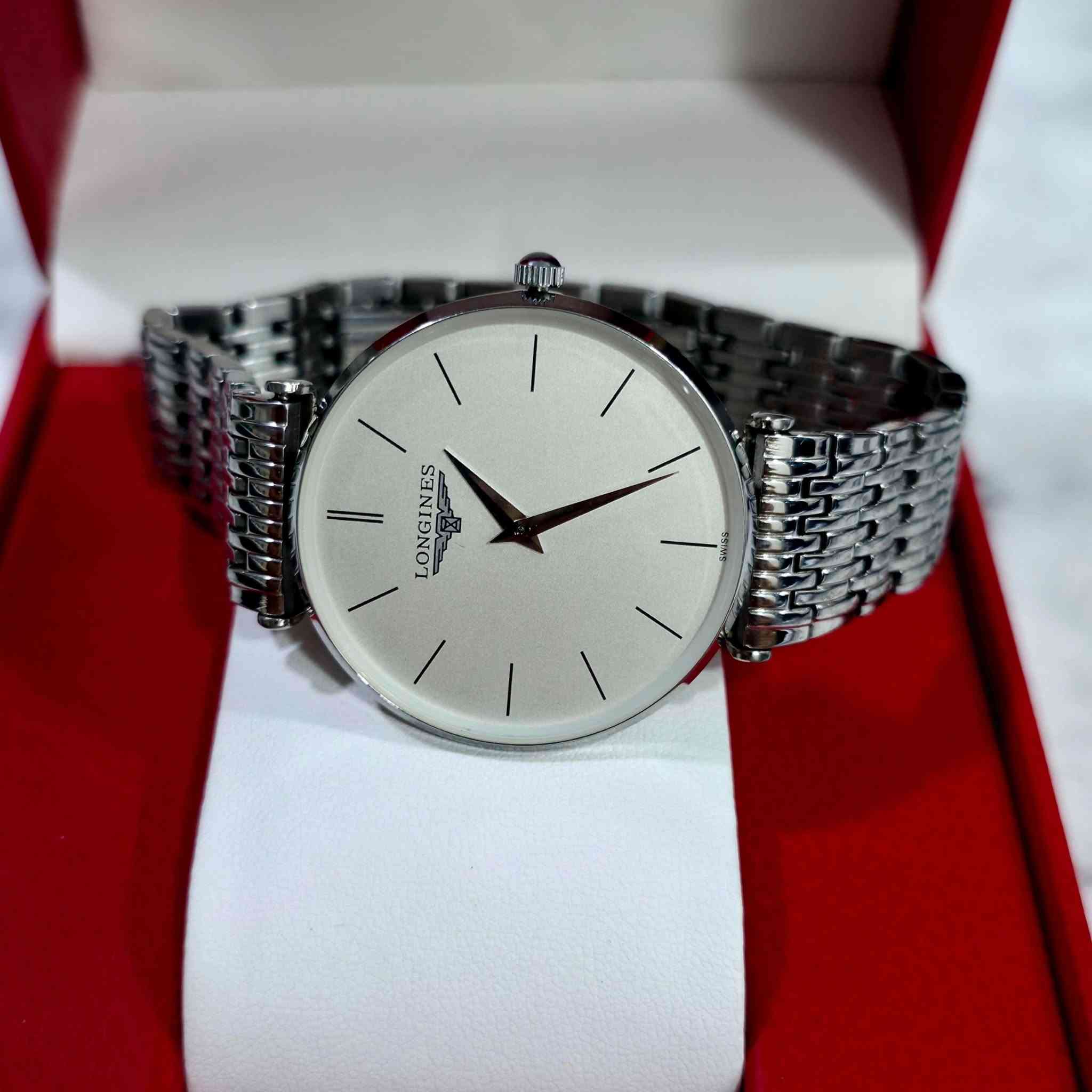 لونجين longines 
اصدار لاغراندي 
بالكامل بلادي 
ماستر كوالتي 
قطر ٣٧ 
مختمه ومعلمه كامله 
مينا ابيض تشطيب خفيف 
نظام ميلين


**إذا كنت صاحب هذا الإعلان وتريد حذفه لأي سبب، رجاءا أرسل رسالة إلى الدعم الفني**