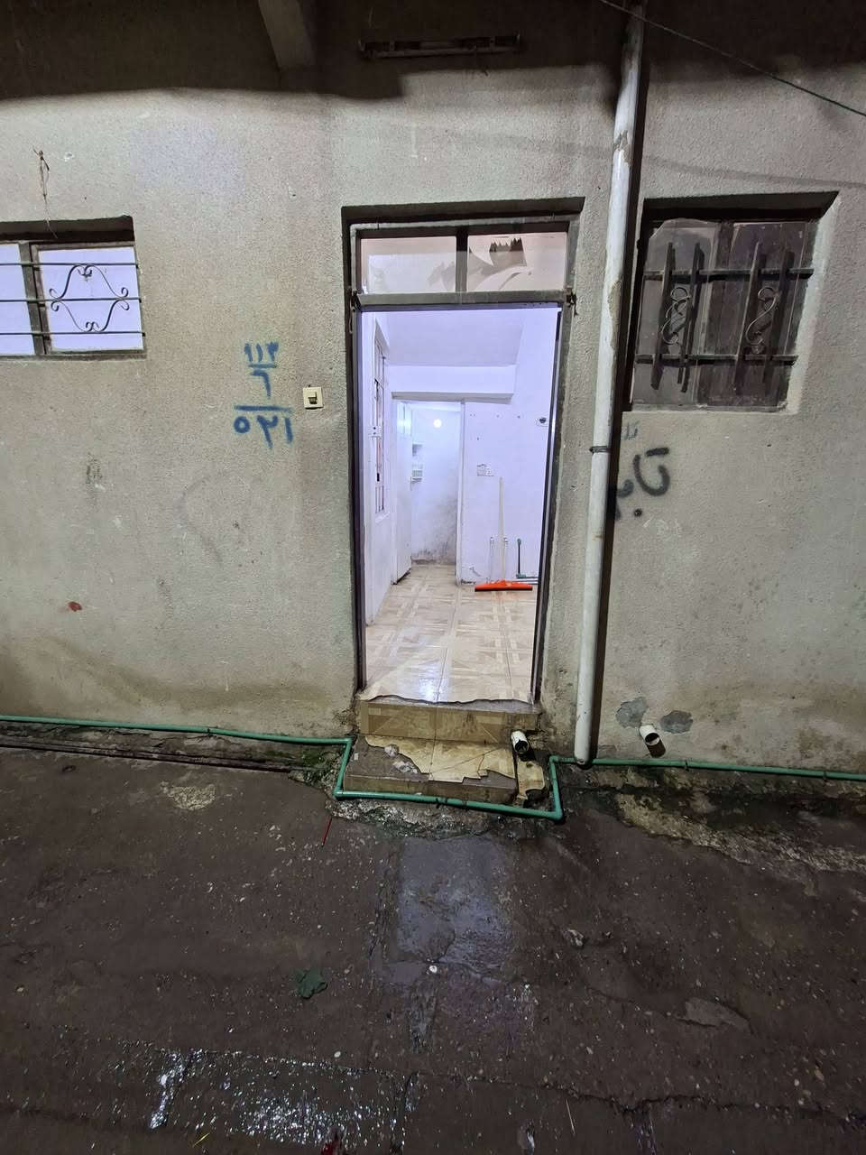 شقة ارضي للايجار باب جديد منطقة العكيدات غرفة واحدة خلف فرع السجن القديم جاهز حتى خط مولدة واصل للبيت ١٢٥ من الاخير تواصل واتس وماسنجر ***********
