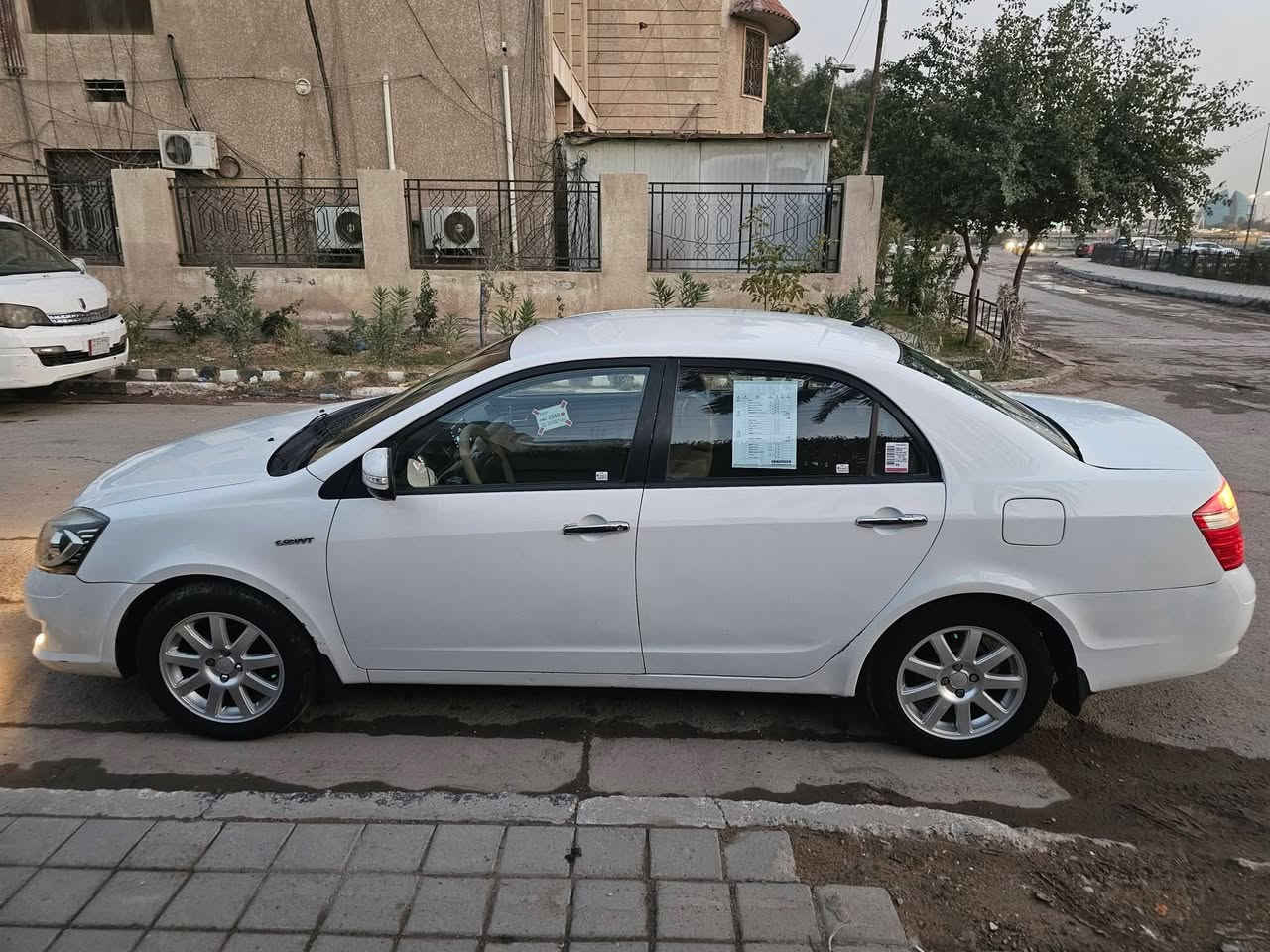 السلام عليكم من رخصة الادمن عندي سياره جيلي مابل 2012 سياره خير من الله بيه ضربه بل جاملغ الخلفي وبيها خياسات معمره ابيع مصبوغ حزام صدر جديد منظومه تبريد جديده ليت زنون العنوان بغداد رقم هاتف السعر  ٥٥ ***********
