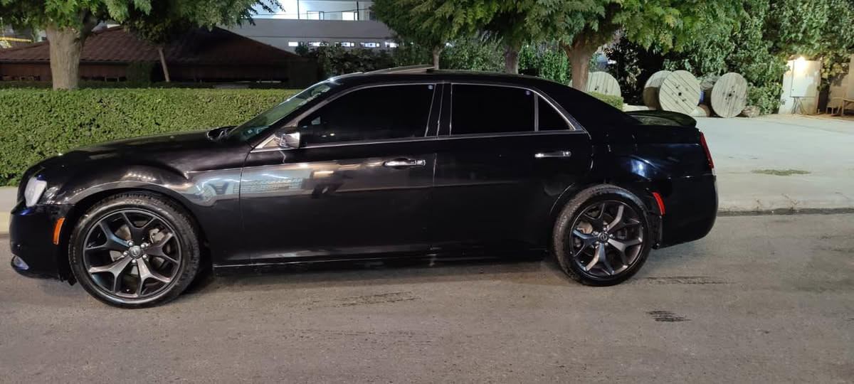 السلام عليكم.
كرايسلر C300 للبيع 2017.

رقم: دهوك بأسمي وسنوية جديدة.

حادث: بدون حادث كلين تايتل

الممشىٰ:140 الف ميل 

اللون: اسود كما موضح في الصور.

الويل: عليها مال كرايسر S300 اصلي شركة

السعر 235 مجال 

الملاحظات: بيها PDR بجاملغ السايق على گد اصبع.

مواصفات فول للاخير عدا رادار امامي مكانها اربيل 

للاستفسار *********** 

***********
