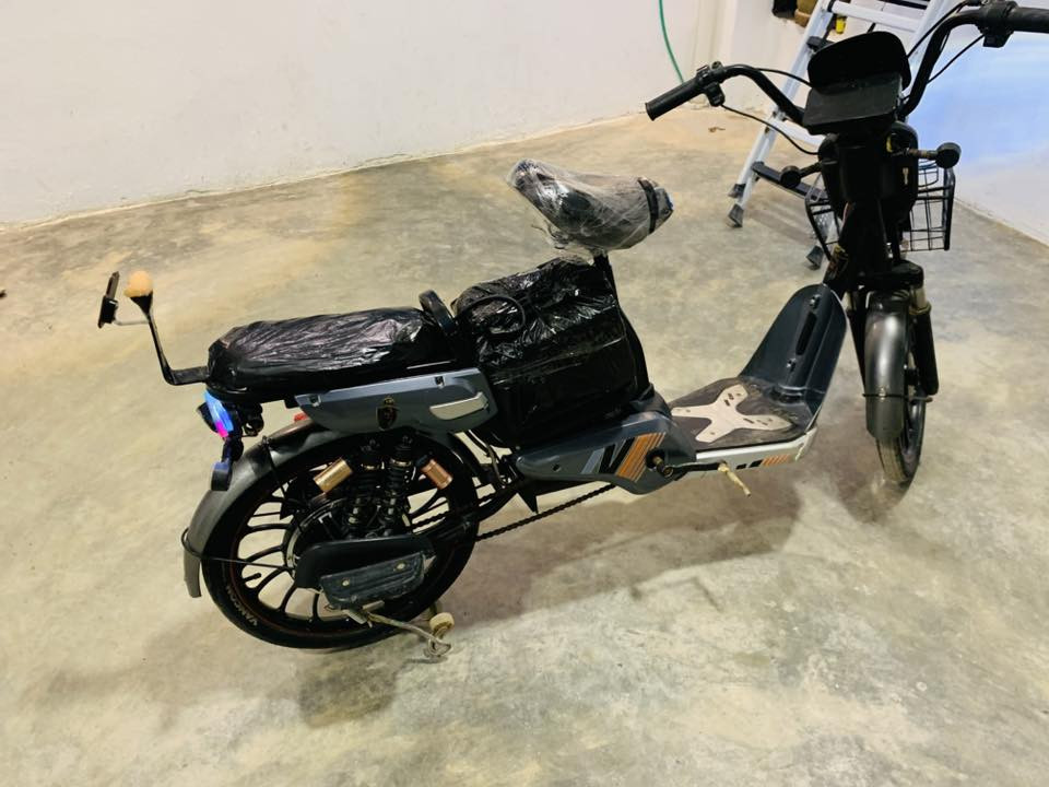 السلام عليكم للبيع دراجه شحن دراجه نضيفه كهربائيات كلها شغاله بطاريات جدد شرط مايصرف شحن ديجي شغال موديل 2024كلها شغاله بيها عيب واحد شاشه ماتشتغل فقط الباقي شرط السعر 180بيها مجال الشراي يتواصل خاص أو يتصل عل رقم ***********
