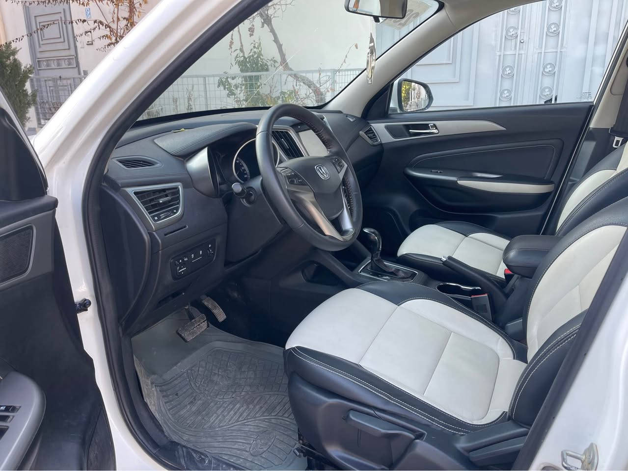 شانچان  ٢٠٢٠
سەیارەکە سفری شەریکەی ئێرەیە 
بەناوی خۆمانەوەیە
قەپات مواسەفاتە
تەنها نیو دەرگای سەکنی بۆیاغە لەسەر شوخت
تا ٢٠٣٠  هەموو شتی نوێیە
١٠٠ هەزار کم ڕۆیشتوە
کامل سیرڤسی بۆکرواە گیر و مەکینە کارەبای هەموی بەشەرت
هیچ شوینی کرانەوەی نیە
شوێن ڕانیە
نرخ ٩٢ گەڵا
***********
*********** رانية, السليمانية
