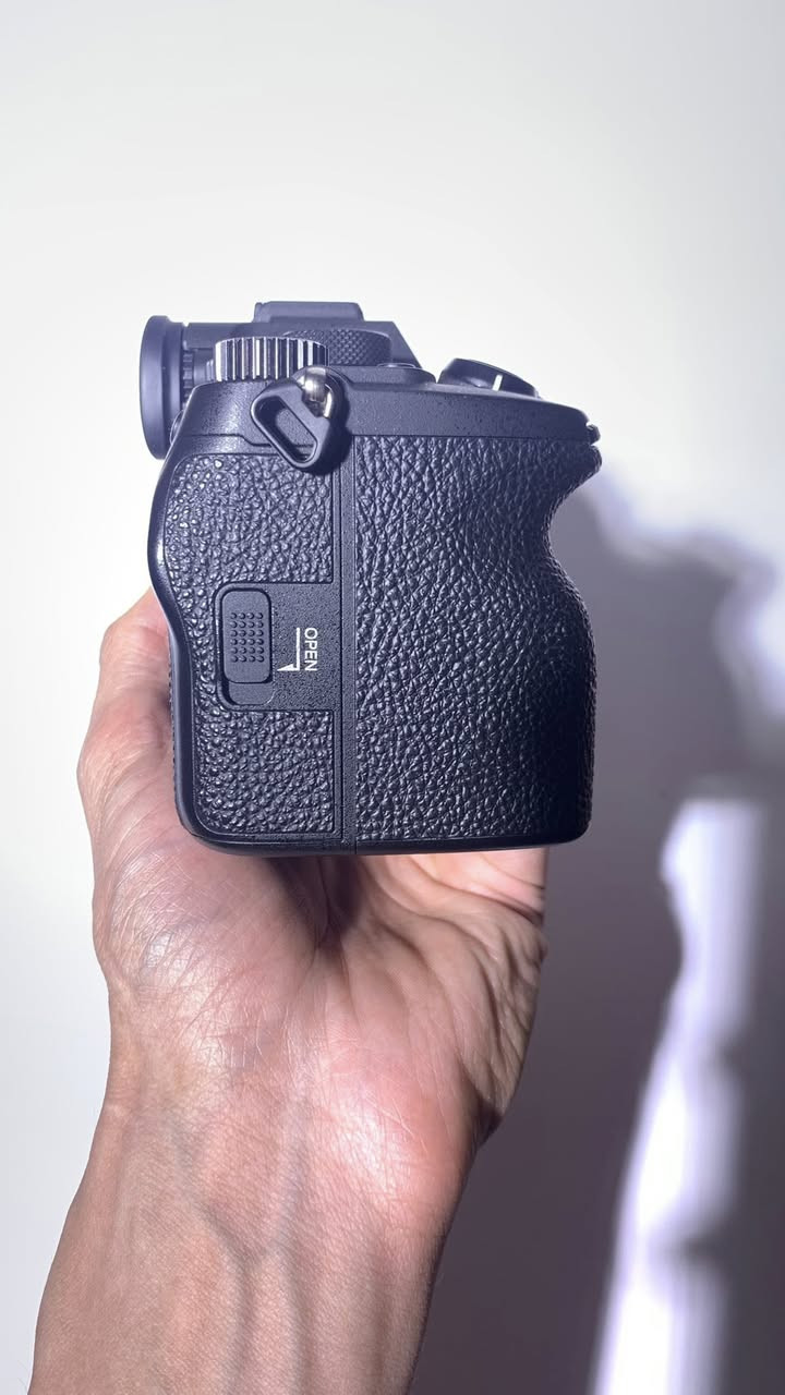 Sony a7iv
بيها نقطة بنفسجيه صغيرة 
شتر ١٨ ك
بمليون ٥٥٠


**إذا كنت صاحب هذا الإعلان وتريد حذفه لأي سبب، رجاءا أرسل رسالة إلى الدعم الفني**