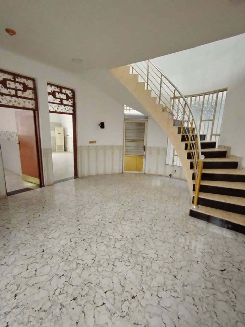 البيت للبيع حي الحكيم قرب الدبيه شارع المدارسغرفه نوم 2 مع هول داخلي كبير مع مطبخ صحيات داخليه خارجيه استقبال ومطبخهذا رقم وتساب السعر ٤٥ في مجال طابو زراعي سنه 25 ***********
