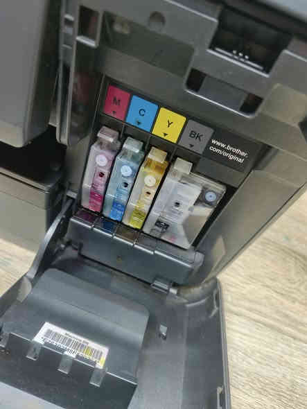 طابعة براذر موديل MFC-J6530 مستعمل بحالة ممتازة بكاترجات قابلة للحن بسعة طباعة 1200 نسخه لكل تعبئة  سعر الحبر 10 الف لكل الألوان حبر سائل سرعة الطباعة 24 ملون 27 اسود وابيض تحتوي على مجرين ورق أمامي وخلفي لطباعة ورق الصور و استيكرات مع إمكانية طباعة بوجهين دوبلكس تحتوي على فيدر لطباعة الملازم ومجموعة أوراق بأمر واحد وبحجمين A4 /A3 كما تحتوي على منفذ USB و ميموري كارت كما تحتوي على Wifi يمكن ربطها على الموبايل وتابليت ولابتوب 🚦السعر 275 الف 🚦 للطلب *********** /*********** يوجد توصيل لكل المحافظات نسبة نظافة الجهاز 95% ضمان تشغيل وفحص.
#طابعتي
#الصفوة
