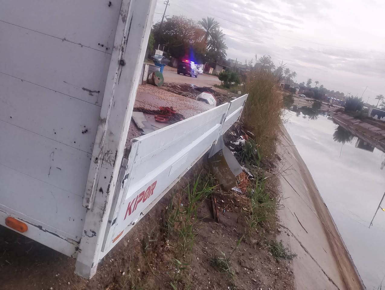 سلام عليكم بدي جناب للبيع المنيوم وارضيته بليت حديد نظافته 80 بالميه ب10اوراق وبي مجال طول 6متر عرض 250  
***********
