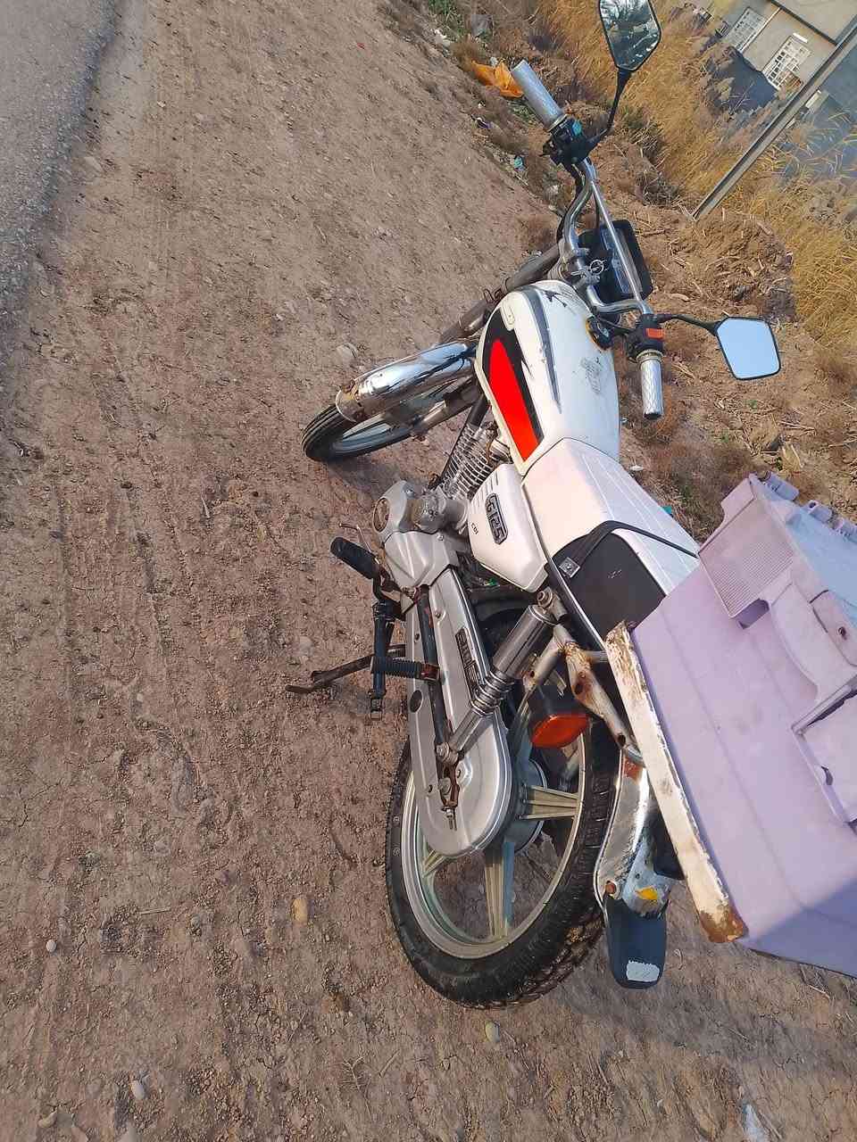 السلام عليكم 
للبيع ايراني 5 گير محرك  مجفت جديد بوشه وبستم لا بخار ولا دخان ولا نظوح
كهربائيات كامله بس باتري تعبان دبلات يخبلن تايرات ووياله جدد 
الباقي شوفة العين رايدي 350 وبي مجال 
مكاني الخالص ***********
