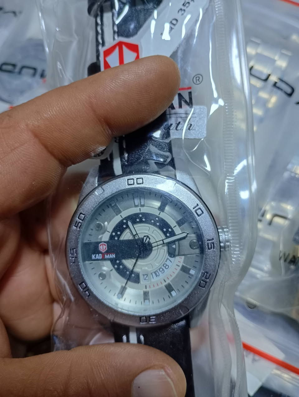 اكو احد مهتم هذين ساعات  شلع  مكان دهوك يوجد توصيل 
***********
