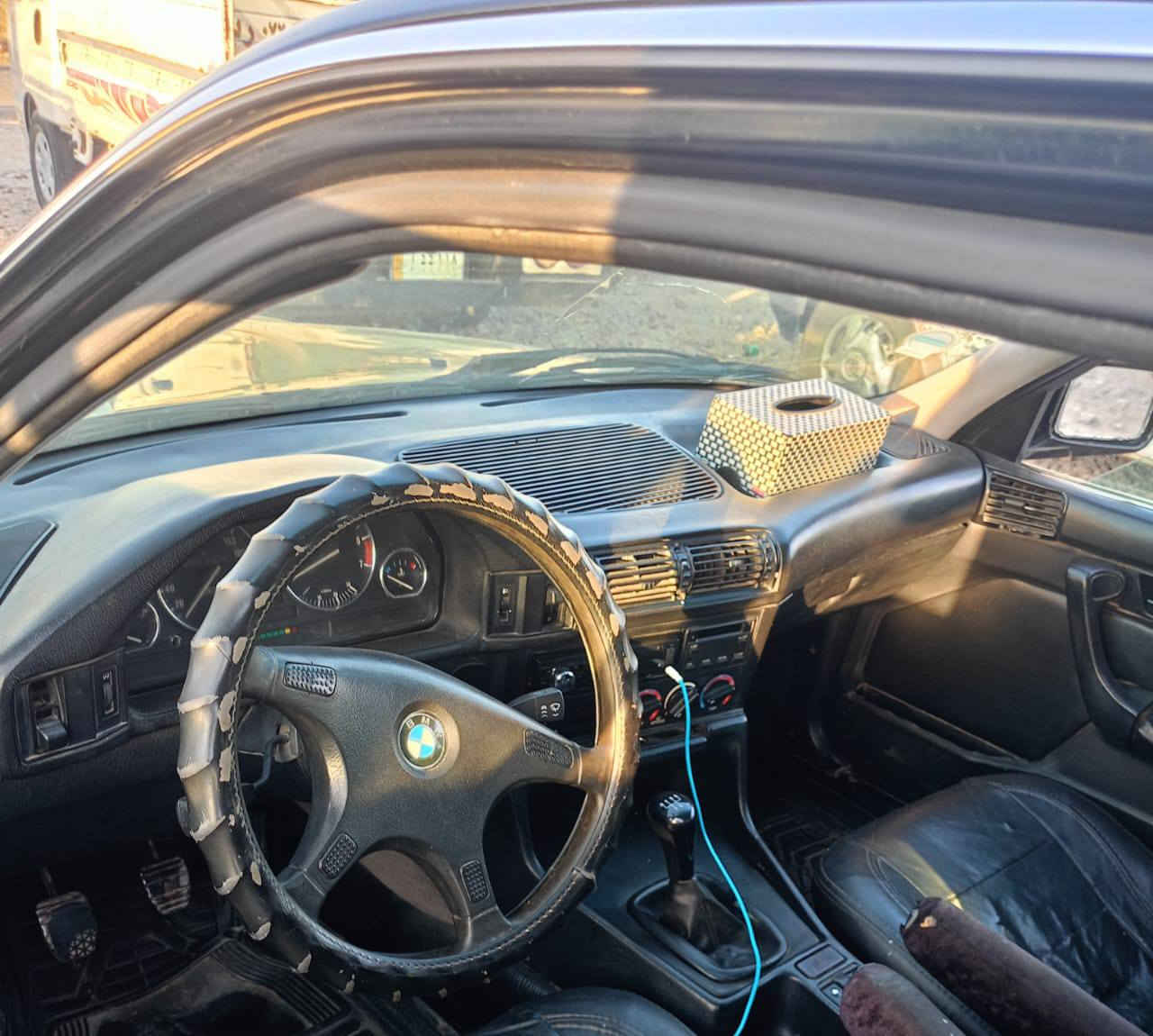 السلام عليكم 
BMW520
موديل 91 سنوية جديد تبريد صبغ جمالية محرك كبس السعر 45
***********
