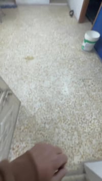 شقه للايجار (شباب او موضفين فقط) طابق ثالث  غرفتين وصاله ومطبخ وخدمات ...