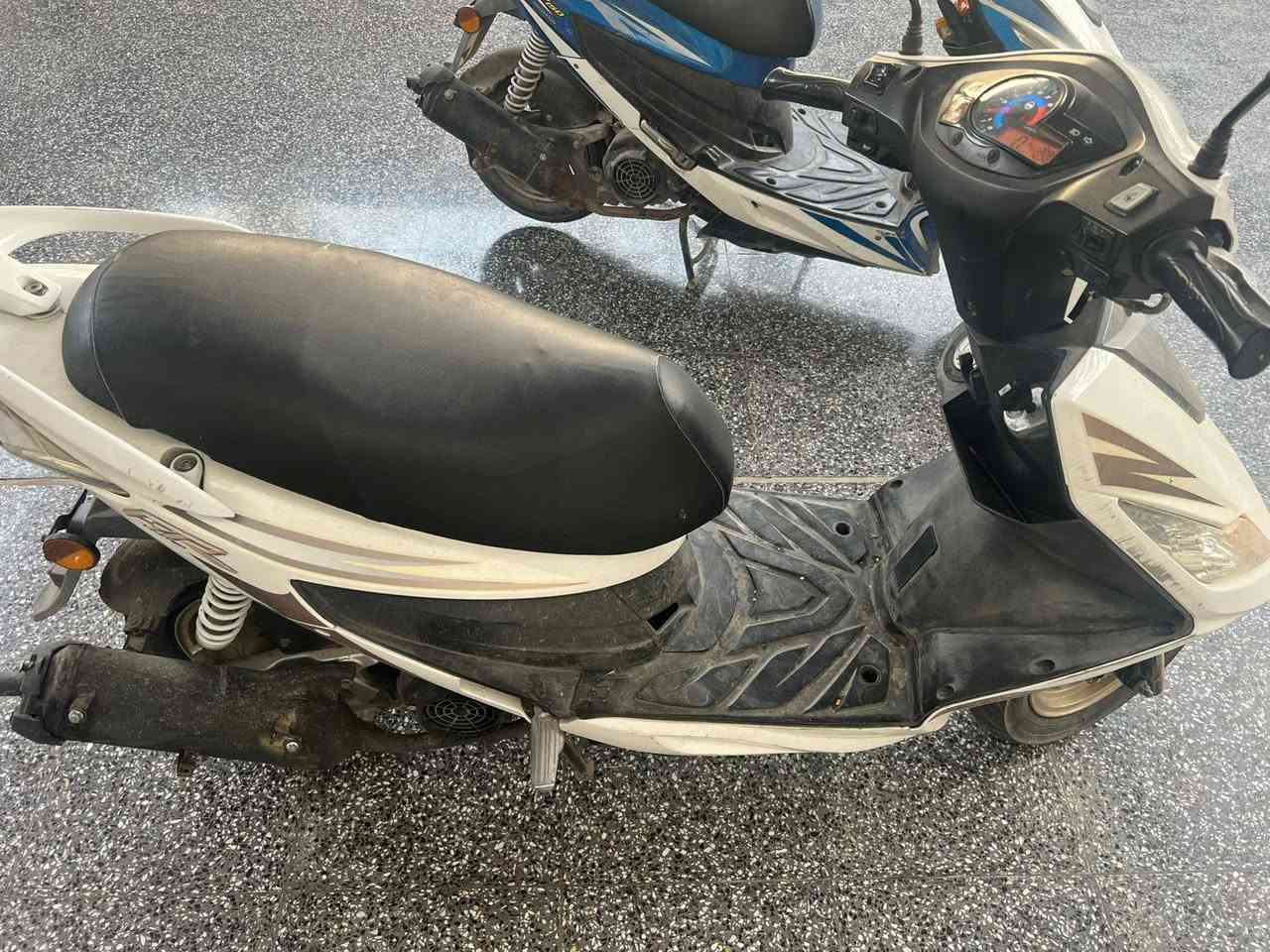 السلام عليكم اخوان  ماطور سايم نحله محرك 150cc الماطور جديد بمعنه الكلمه موديل 23 مسجل رقم وسنويه الماطور كهربايات كلهه شغاله سعر  مليون 900وبي مجال  
رقم  ***********
الموقع الخمسه كيلو5
