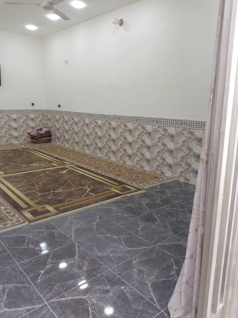 السلام عليكم دار 100متر طابو صرف  مربع  قاط ونص كامل بناء حديث يتكون قرفتين 4/4 ستقبال ٨/٤ صاله 6/5 مطبخ ٣/٤ صحيات كامله العنوان شارع المستشفى الستالاف قرب محطه الكهرباء الاستفسار *********** خاص مفتوح السعر 48 تحويل مباشر
