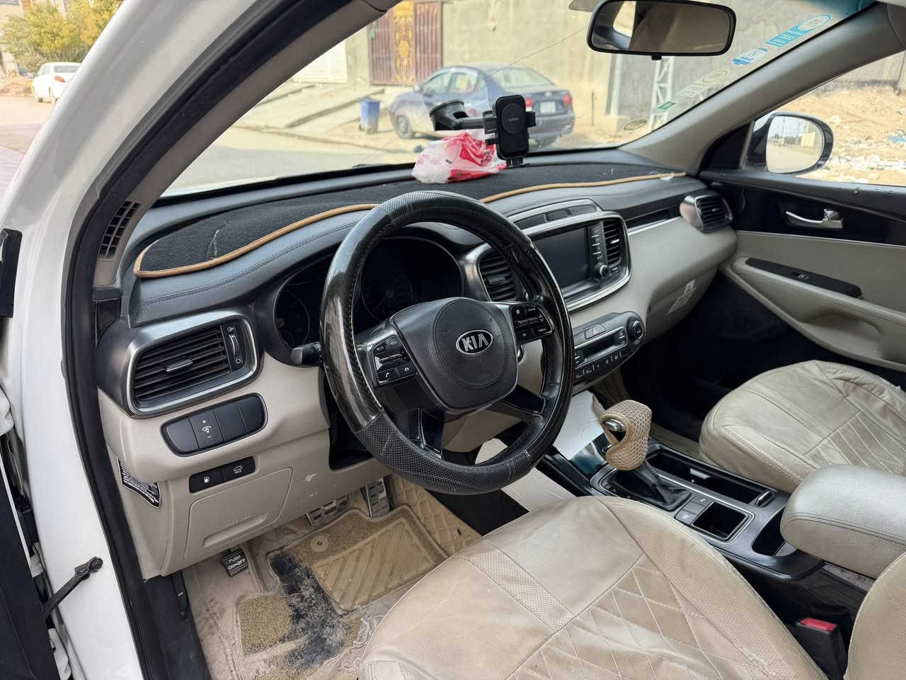 السلام عليكم
سورنتو للبيع موديل 2020
سياره ماشيه 133 الف 
تبريد شغال 
تخم تاير جديد خلفي امامي 
صبغ بنيد فقط مو كل البنيد 
بابل محاويل ***********
