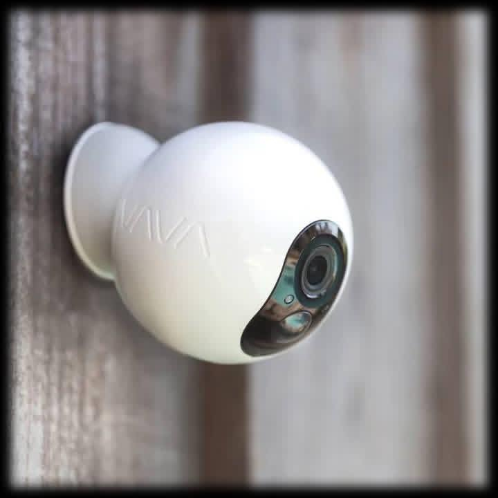 المنتج الموضح في الصورة هو نظام كاميرات مراقبة VAVA Cam Pro اللاسلكي بدقة 1080p. يتميز هذا النظام بكونه لاسلكياً بالكامل، حيث يعتمد على البطاريات للتشغيل والاتصال بالإنترنت عبر الواي فاي. [1, 2, 3]

#خلي_سعرك_وبالعافية 

#الميزات_والمواصفات_الرئيسية

#جودة_الفيديو: دقة كاملة (Full HD) تصل إلى 1080p، مع رؤية ليلية تلقائية باستخدام مصابيح الأشعة تحت الحمراء. 

#عمر_البطارية: تحتوي الكاميرا على بطارية قابلة للشحن بسعة 5000 مللي أمبير، ويمكن أن تستمر من 3 إلى 5 أسابيع بالاستخدام العادي، أو حتى 100 يوم في حالات الاستخدام الموفر. []

#المقاومة_للعوامل_الجوية: حاصلة على تصنيف IP66، مما يعني أنها مقاومة للغبار والماء، ومناسبة للاستخدام الخارجي في مختلف الظروف الجوية. [1, 2]

#التخزين_المحلي: يتم تخزين لقطات الفيديو المشفرة محلياً على بطاقة microSD بسعة تصل إلى 128 جيجابايت توضع في المحطة المركزية (Base Station). 

#ميزات_إضافية: صوت ثنائي الاتجاه، مستشعر حركة (PIR) لتقليل التنبيهات الكاذبة، وزاوية رؤية واسعة تبلغ 110-140 درجة. 

#تفاصيل_التثبيت_والاستخدام

يتم الإعداد عن طريق توصيل المحطة المركزية بجهاز التوجيه (Router) عبر كابل إيثرنت، ثم مزامنة الكاميرا لاسلكياً معها باستخدام تطبيق VAVA Home. يدعم النظام إضافة ما يصل إلى 4 كاميرات لكل محطة مركزية. 

المنتج الموضح في الصورة هو نظام كاميرات مراقبة VAVA Cam Pro اللاسلكي بدقة 1080p. يتميز هذا النظام بكونه لاسلكياً بالكامل، حيث يعتمد على البطاريات للتشغيل والاتصال بالإنترنت عبر الواي فاي.

المنتج الموضح في الصورة هو نظام كاميرات مراقبة VAVA Cam Pro اللاسلكي بدقة 1080p. يتميز هذا النظام بكونه لاسلكياً بالكامل، حيث يعتمد على البطاريات للتشغيل والاتصال بالإنترنت عبر الواي فاي. [1, 2, 3]


**إذا كنت صاحب هذا الإعلان وتريد حذفه لأي سبب، رجاءا أرسل رسالة إلى الدعم الفني**