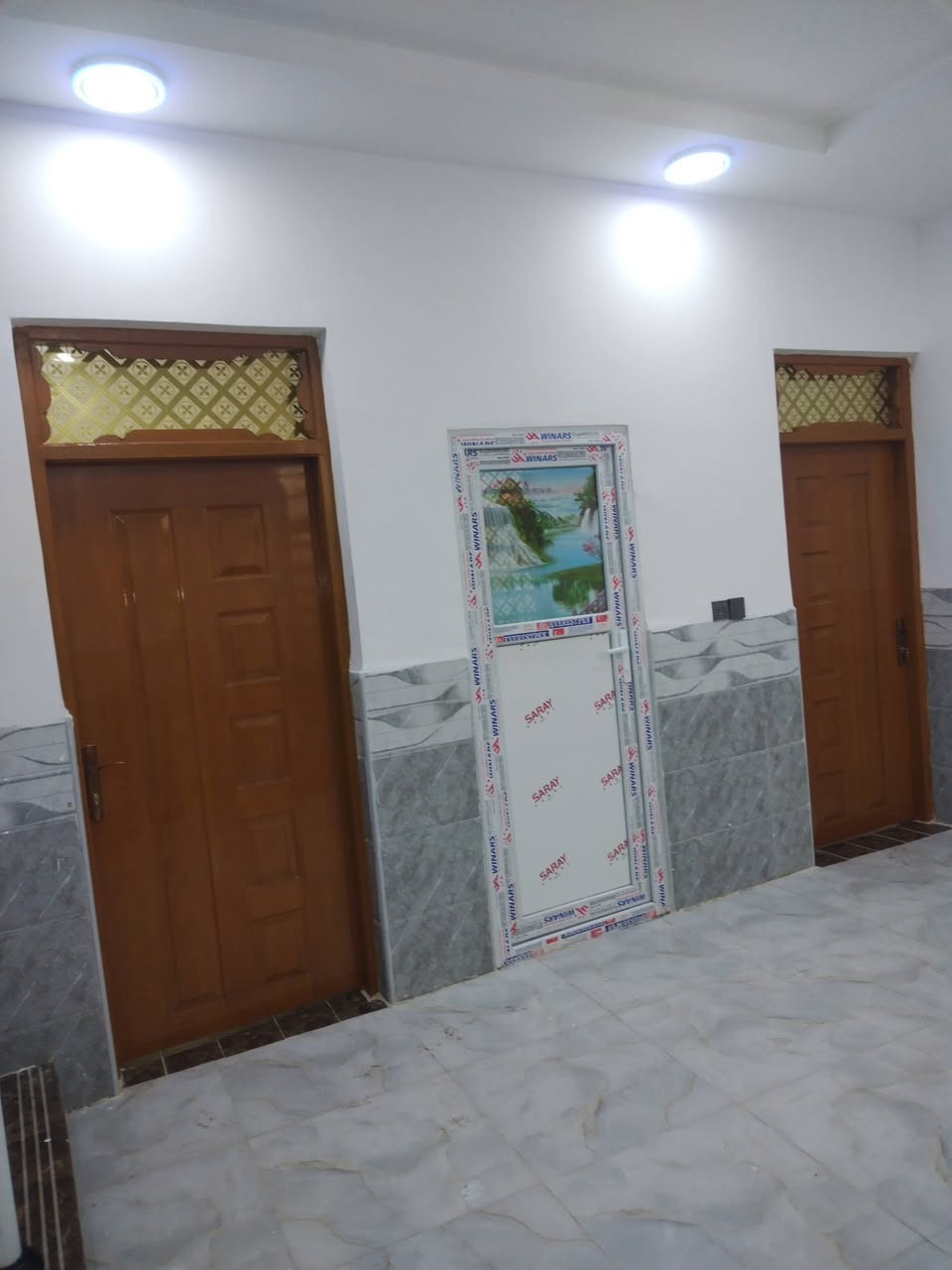 بيت للبيع المساحة ١٠٠م شارع المطار شارع علكم شارع حاتم الخير بناء طابوك نهروان سكف صب واساس صب بي غرفتين وصالة مطبخ واستقبال وصحيات بي قرار محكمه سند٢٥ الاتصال على الرقم ***********
