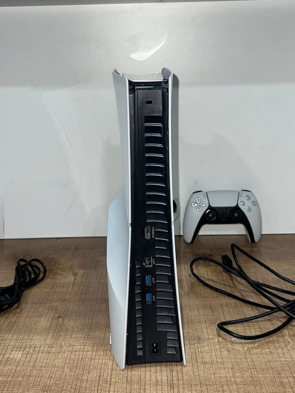 السلام عليكم الي خابرتوني. رجع توفر 
بلي 5 سلم نضيف جداً 99‎%‎ استخدم قليل
 مامفتوح ويا ملحقات كامله سعر ، 650
متوفر كافة انواع البليات للتواصل 
***********
