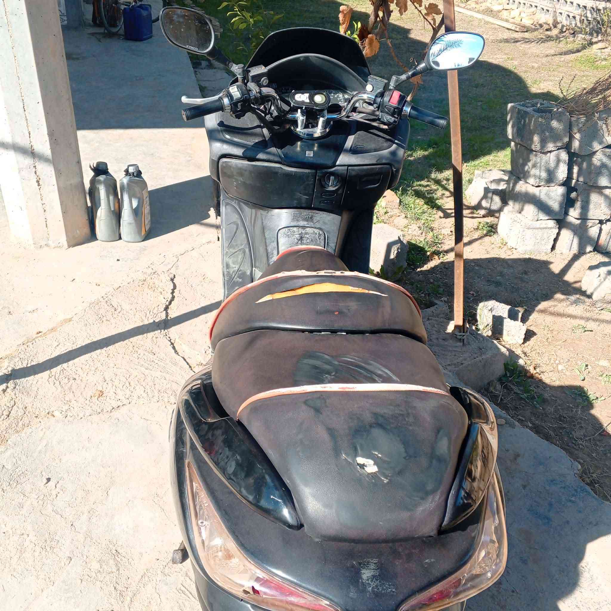 09
الدراجه خير من الله 
750
وبيهه مجال بسيط
كزوز رياضي 
مسجل دمام
الدراجه كاعده وحلوه
***********
