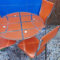 ميز مع اربع كراسي للبيع السعر  ١٠٠ العنوان بغداد الحريه 07706567571