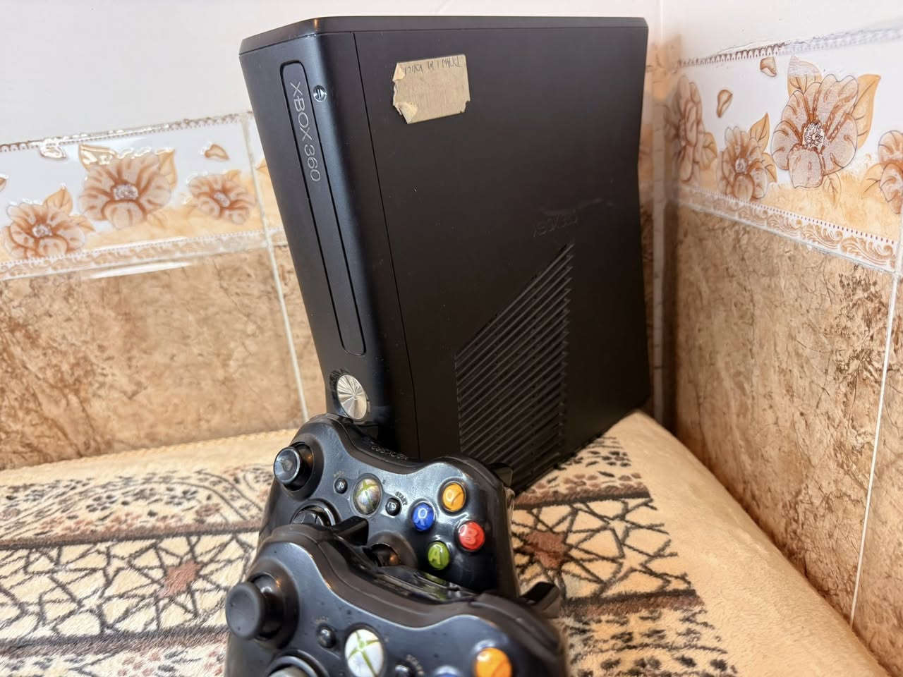 اكس بوكس 360 سلم نضافه فوول الجهاز شرط النضافه والشغل مع دبل جوستك اصلي والجهاز بل الضمان ايضا  انطي فوول نضافه .
التوصيل موجود مكاني كركوك رقمي *********** واني خادم
