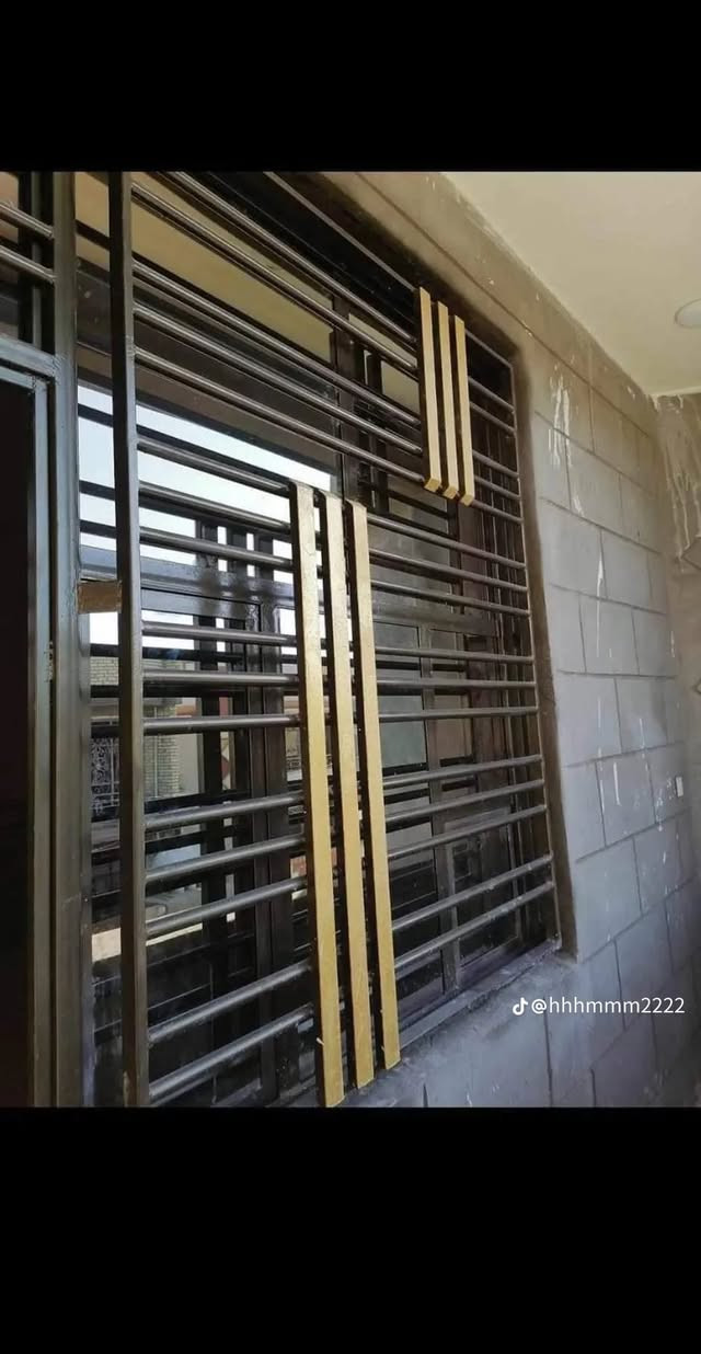 جزء من اعمالي في صبغ الشبابيك والأبواب
متفرغ حاليا. اعمل صبغ واجهات وداخل وورق جدار 
ويوجد خلفة سيراميك وجدار وعمل واجهات وبأنسب الأسعار وشغل يرضي الله 
***********
