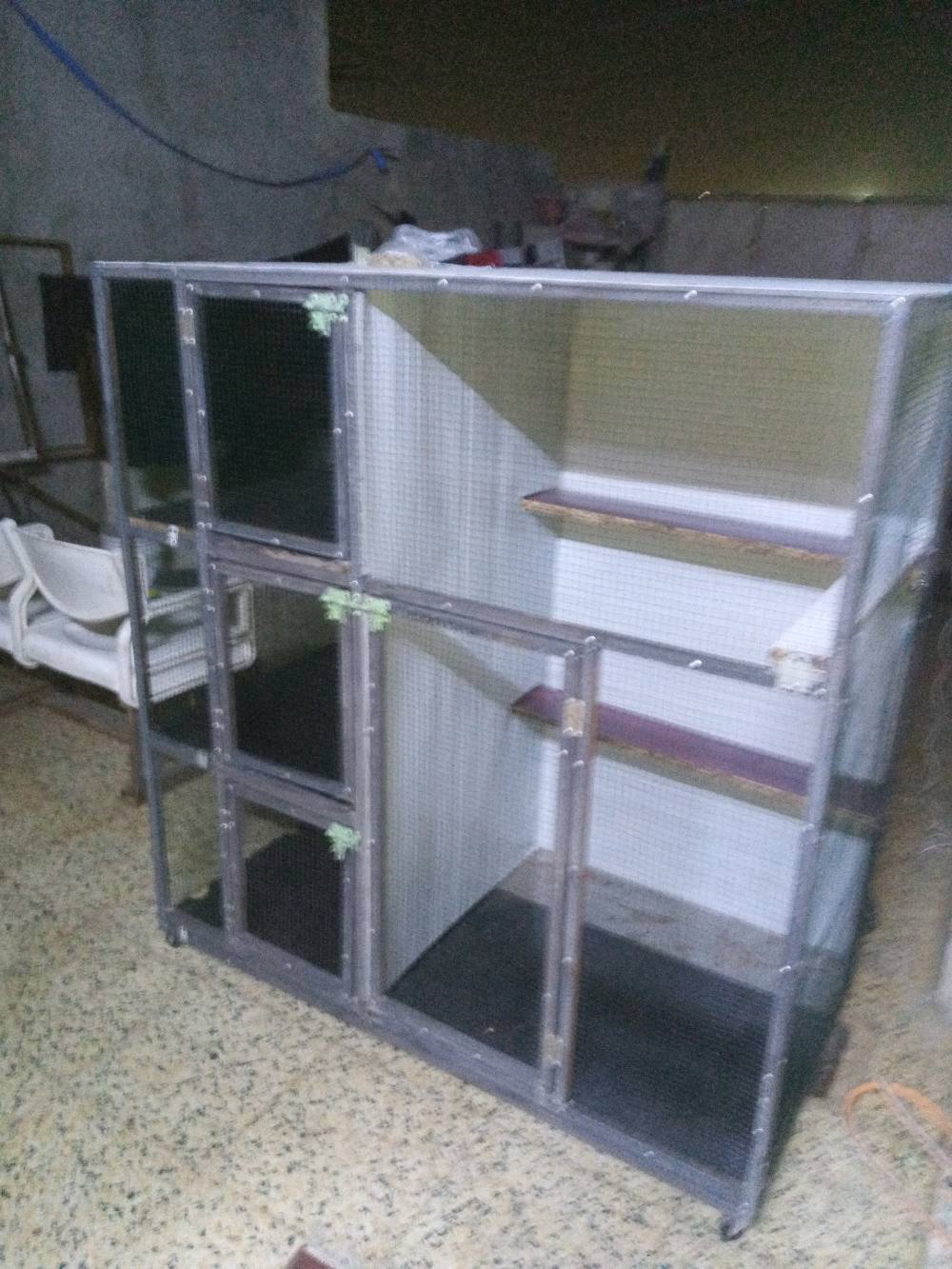 هذا قفص حديث ومتين متعدد الطبقات مناسب لتربية الطيور أو الحيوانات الصغيرة. يحتوي على تصميم شبكي يضمن التهوية الجيدة وسهولة التنظيف. القفص مجهز بعجلات لسهولة النقل، وهو مناسب للاستخدام الداخلي والخارجي. فرصة رائعة لمحبي تربية الطيور والحيوانات.

