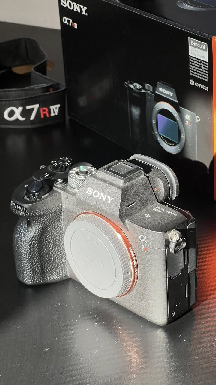 � للبيع: Sony A7R IV (R Mark 4) + SIGMA 24-70 DG DN ART 🔥
كاميرا سوني R مارك 4 بحالة نظيفة جداً 
استخدام شخصي — سبب البيع: عدم التفرغ بسبب الدراسة

📸 التفاصيل:

 • الشتر: 6,920 فقط
 • الحالة: ممتازة اخت الجديدة
 • الصور مرفقة بالمنشور
 مكاني بغداد - البنوك

الملحقات (مجانية مع  بدي الكاميرا):

 • بطارية أصلية + شاحن
 • حزام حمل الكاميرا
 • رام SANDISK 32GB
 • جنطة كاميرا
•جنطة العدسة(في حال الشراء مع العدسة او العدسة فقط)

💰 سعر: 2,500,000 دينار عراقي (وبيها مجال للشراي) 

سعر العدسة:  1 مليون دينار عراقي 

ملاحظة:

 • البيع ممكن كامل (كاميرا + عدسة)
 • أو العدسة فقط
 • أو الكاميرا فقط

، للاستفسار شراي خاص وتدلل.


**إذا كنت صاحب هذا الإعلان وتريد حذفه لأي سبب، رجاءا أرسل رسالة إلى الدعم الفني**