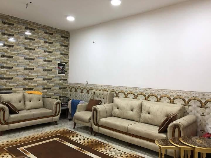 سلام عليكم بيت للبيع مساحه كلي 340 متر بيه غرفتين نوم خمسه في خمسه فوك صاله خطار سبع في اربع مطبخ خمسه في خمسه حولي سبع في خمسه فوك بيتونه تصلح غرفه بيتونه مساحه بيتونه سبع في خمسه حمام 3في 3 داخل بيت كله جديد مرتبه حديقه مساحته 145نزال 20 خارج بيت كله ملبوخ بس ماعده واجهيه وطرمه مطبكه وبس حمام توليت خارجي موجوده عرض شارع 10سعر بيع وبيه مجال شراي 200 طابو سند 25يسجل أسمك ثاني يوم موقع بيت كميره قرب مركز شرطة الفحامه نزله مقابل مركز بيت فرعي موقعه *********** رقم صاحب بيت
