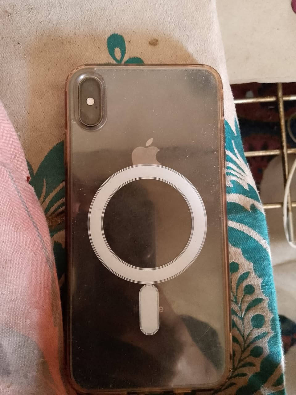 سلام عليكم آيفون اكس ماكس  ذاكره 256 الله شاهد جهاز نضيف ويحل حلو بدل شاشه اصليه وبطاريه اصليه 100 ومتوازي على بيعه وعلي سعر 250  مكاني. بصره زبير  رقمي ***********
