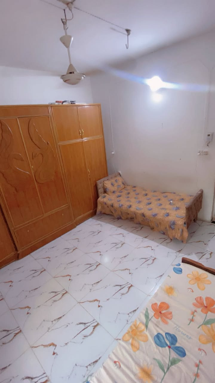 السلام عليكم :بيت للايجار مساحة٤٢٠ طابقين (3غرف نوم،2 جوة وحدة فوك،استقبال هول مطبخ طارمة حديقة 3صحيات )
العنوان ابو خستاوي بجهة الخدمي مقابيل الاستدارة 
السعر٤٠٠
***********
