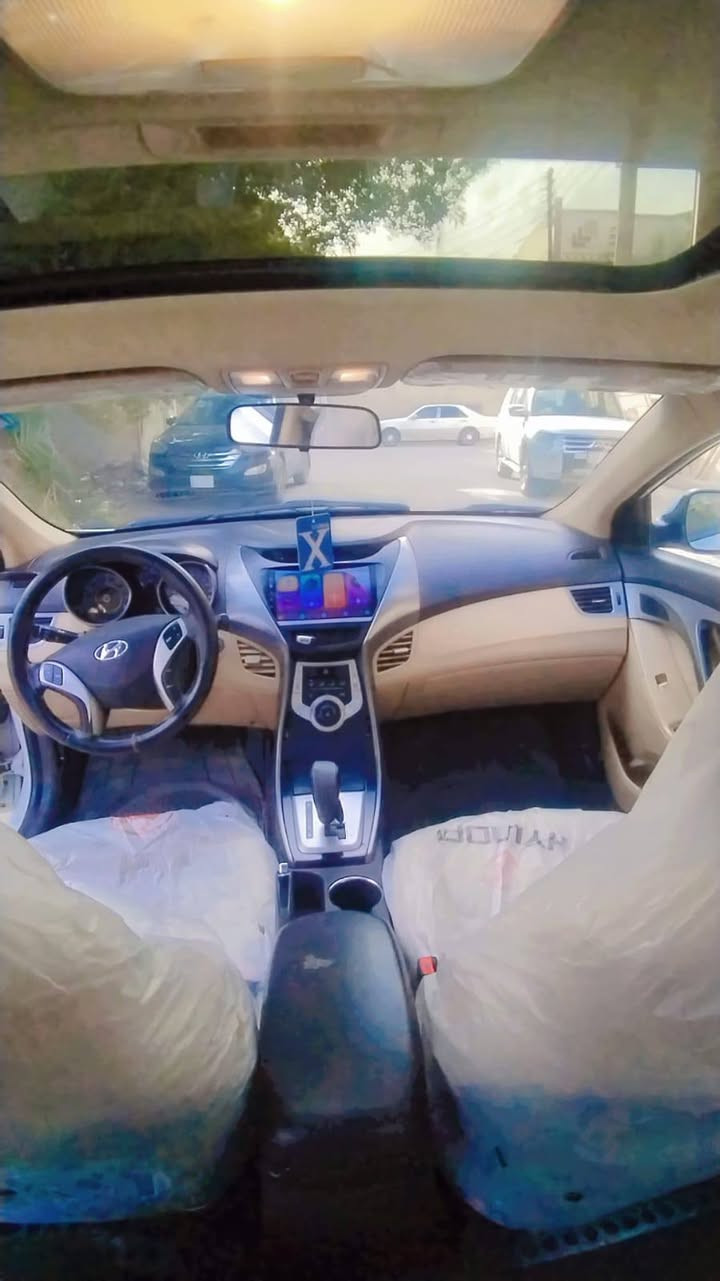 سلام عليكم لانتر مديل 12 بصمه 
فتحه 1800 فول مو صفات سعر 100,8 مع مجال *********** ماتوجد ع فيس
