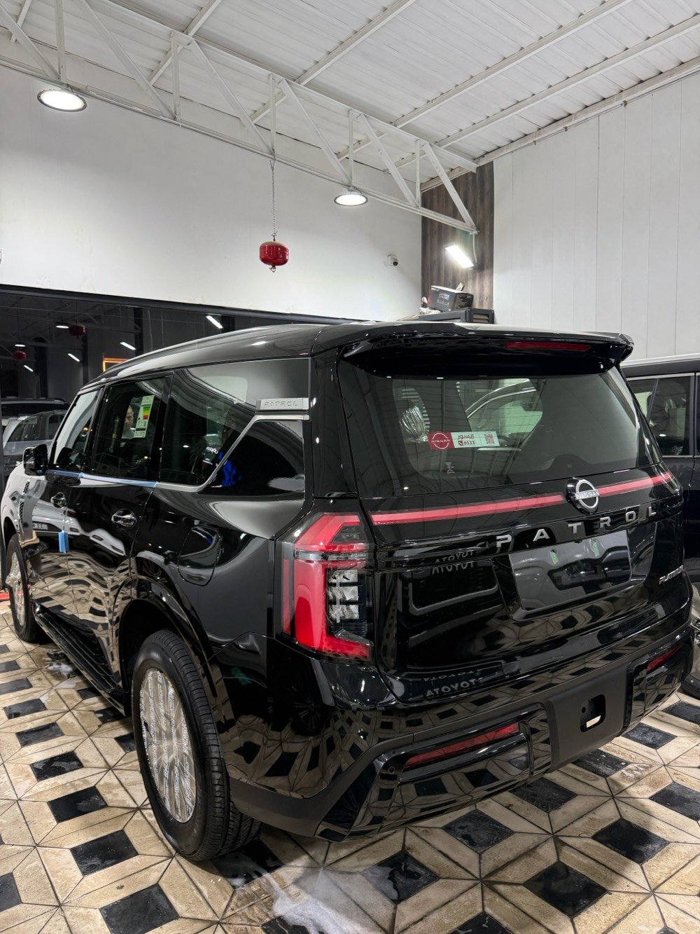 باترول بلاتينيوم اسود 2026 رقم بغداد (114 - مليون - رقم بغداد) فور ويل تشغيل عن بعد رادار تحديد مسار نقطه عمياء كراسي الامامية كهرباء وتبرد وتدفئة وذاكر ومساج ( تدليك) وبانوراما وجنطه كهربائية وحساس امامي خلفي ويل 20 انج وباقي مواصفات البلاتينيوم المعروفة 