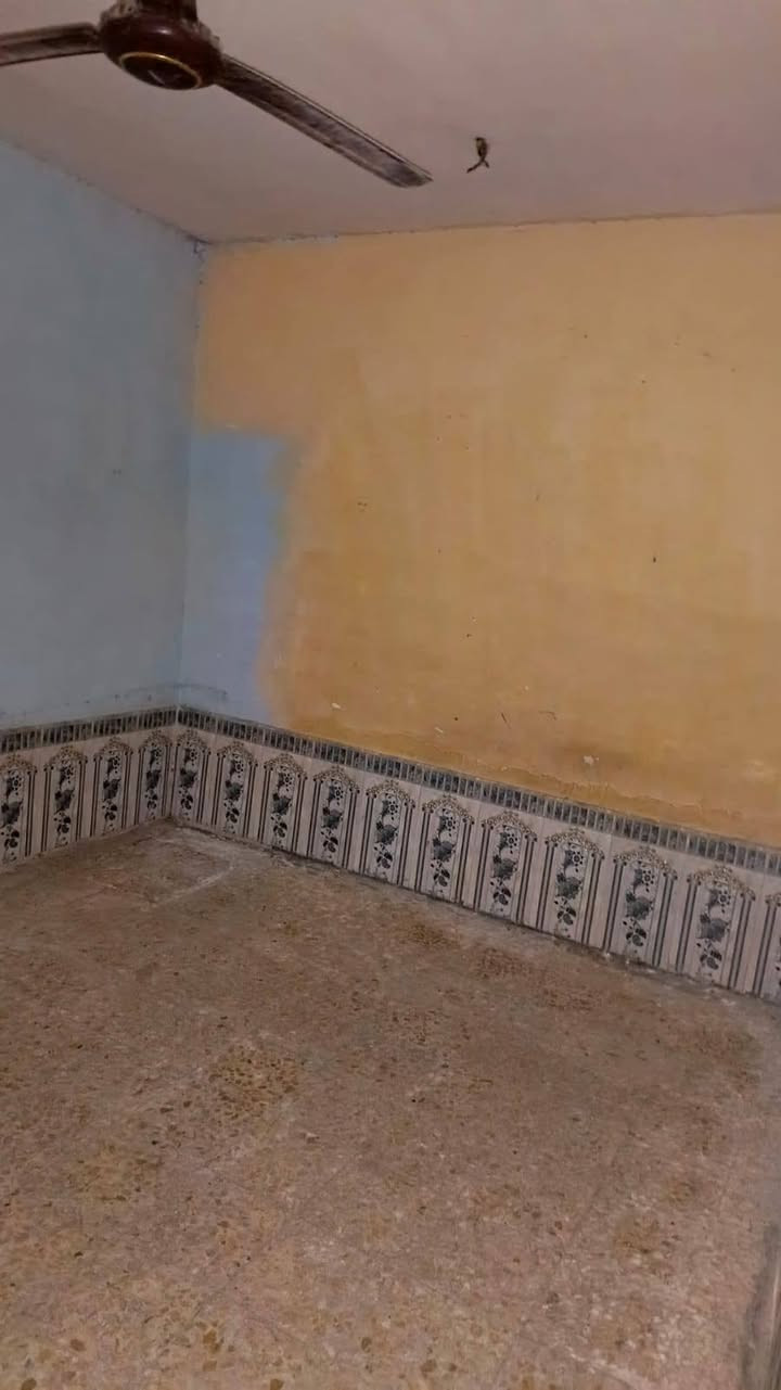 سلام عليكم
بيت 100متر طابق و نص البيت يحتاج ترميم 
متكون غرفتين نوم حمام خارجي و حمام داخلي تواليت خارجية استقبال و مطبخ 
عنوان الحسينية السكلات بل مربع مال15 منطقة كاملة خدمات مي تبليط 
السعر 52مليون و كلشي واضح بل صور 
لتواصل واتساب فقط ***********

