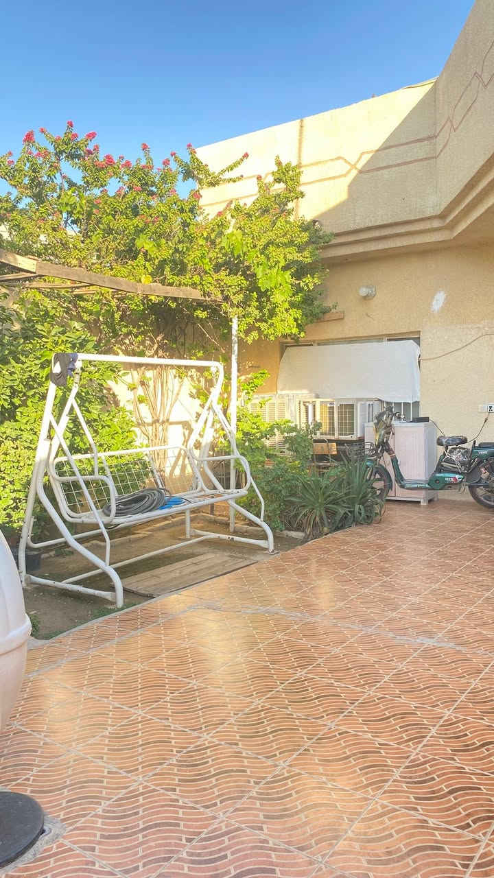 بيت للبيع طابو صرف المساحة ١٥٠م واجهة ٦م ونزال ٢٥م يحتوي على استقبال ، صالة ، مطبخ ، حمامين ، غرفتين نوم (الغرفة الثانية سقف ثانوي).
الموقع : الغالبية-سيف سعد-شارع المصطفى
السعر : ٤٨ وبيه مجال بسيط
للإستفسار أكثر : ***********
