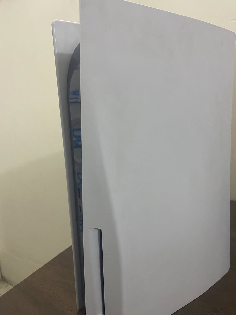 بسم الله الرحمن الرحيم
سلام عليكم

بلايستيشن 5 فات (النسخة الأصلية)

سعة 825GB SSD
يدعم دقة 4K حتى 120FPS
معالج AMD Zen 2 ثماني النواة
كرت شاشة RDNA 2 بقوة 10.28 TFLOPS
رام 16GB GDDR6
يدعم Ray Tracing
يدعم Wi-Fi 6 وBluetooth 5.1
قارئ أقراص 4K Blu-ray ( نسخة دسك)
يدعم ألعاب PS4 وPS5
تحميل سريع جداً بفضل SSD المخصص

البلي نضيف جدا وماستخدم قليل جدا وملعوب بي فقط جيتي اي وتجي ويا يده وحده (لون احمر  كما موضح بالصورة) وقرص واحد جيتي اي

للتواصل 
0776 100 2278

